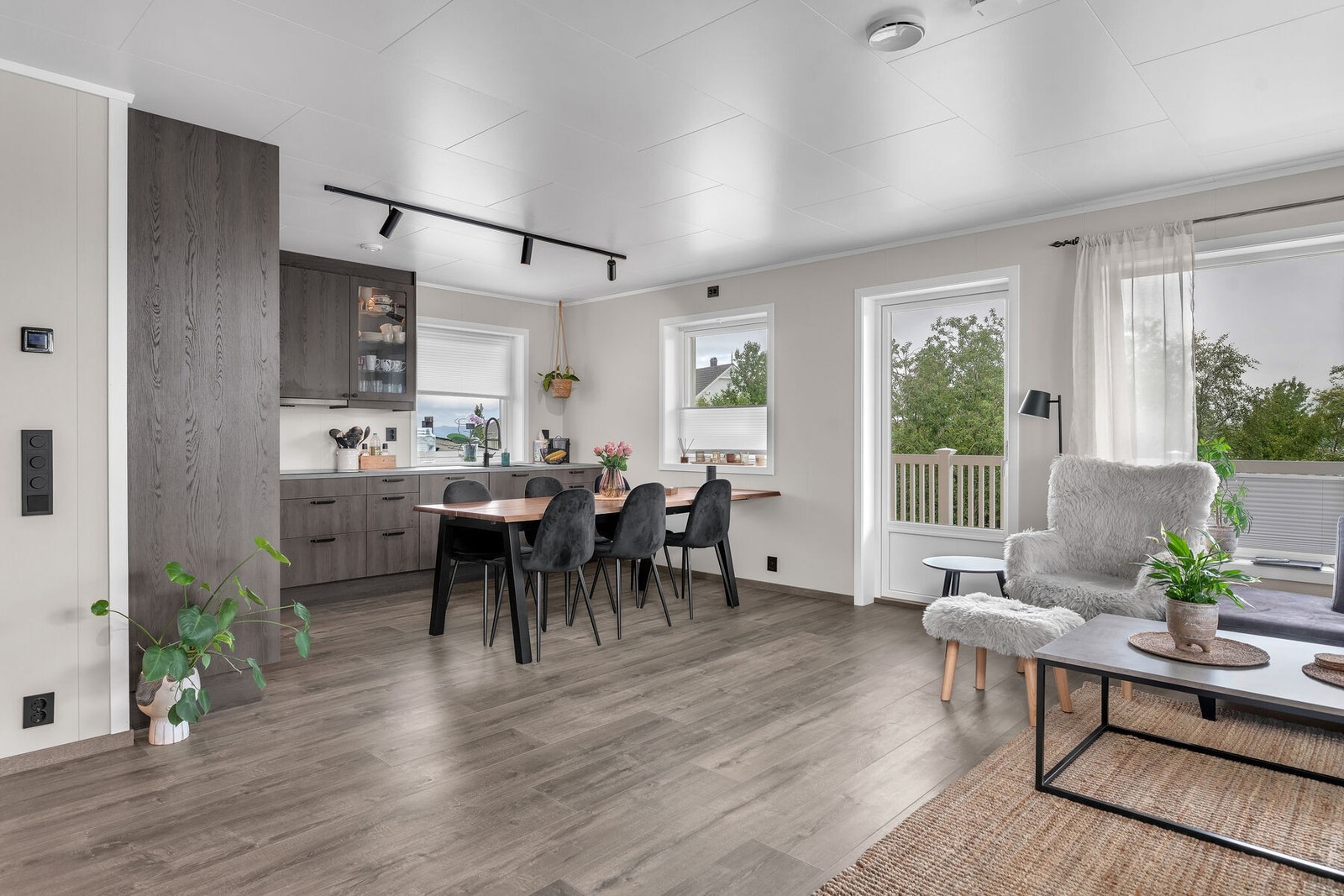 Stue og kjøkken i åpen løsning skaper en god romfølelse. Galleribilde