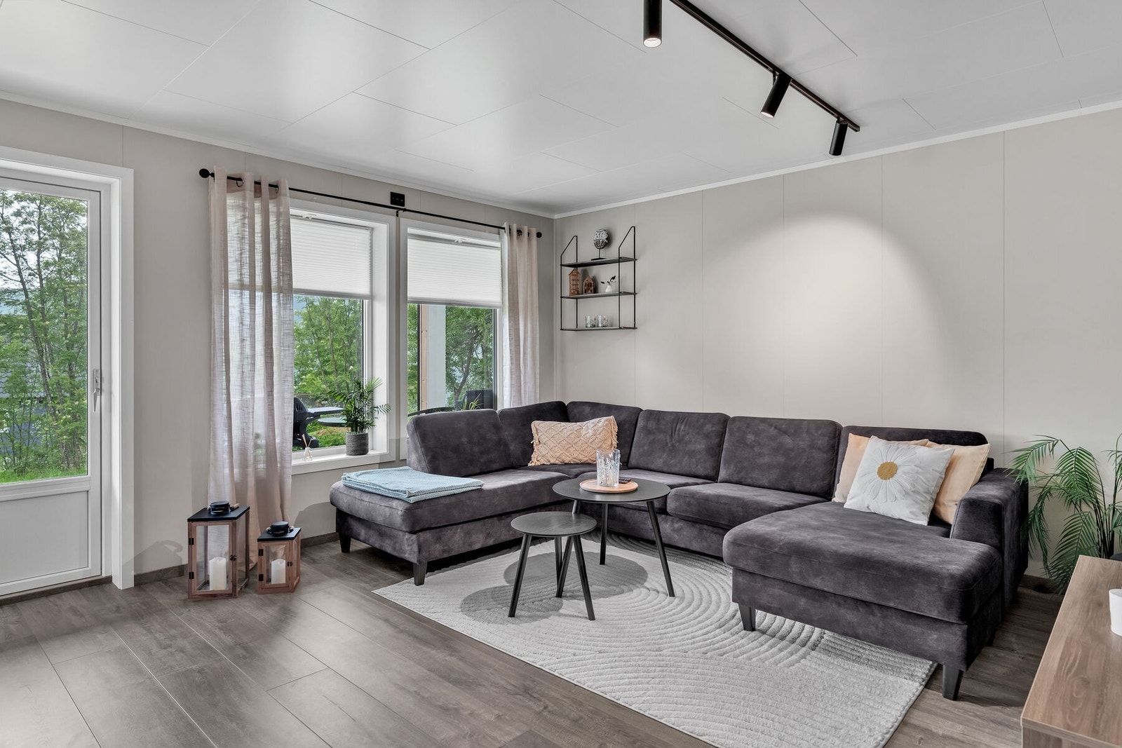 Lys og trivelig stue med store vinduer og utgang til terrasse. Galleribilde