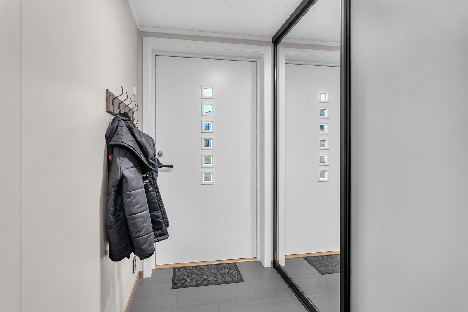 Entré i utleiedel. Utleiedelen har egen inngang og er godkjent som egen bruksenhet. Galleribilde