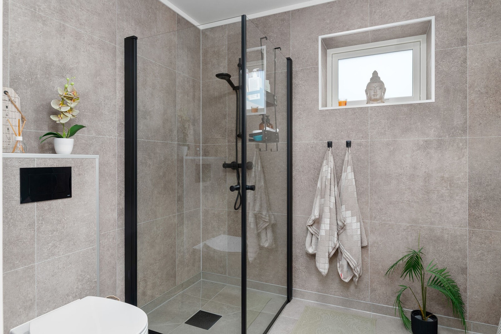 Badet har flislagt gulv, med vannbåren gulvvarme. Galleribilde