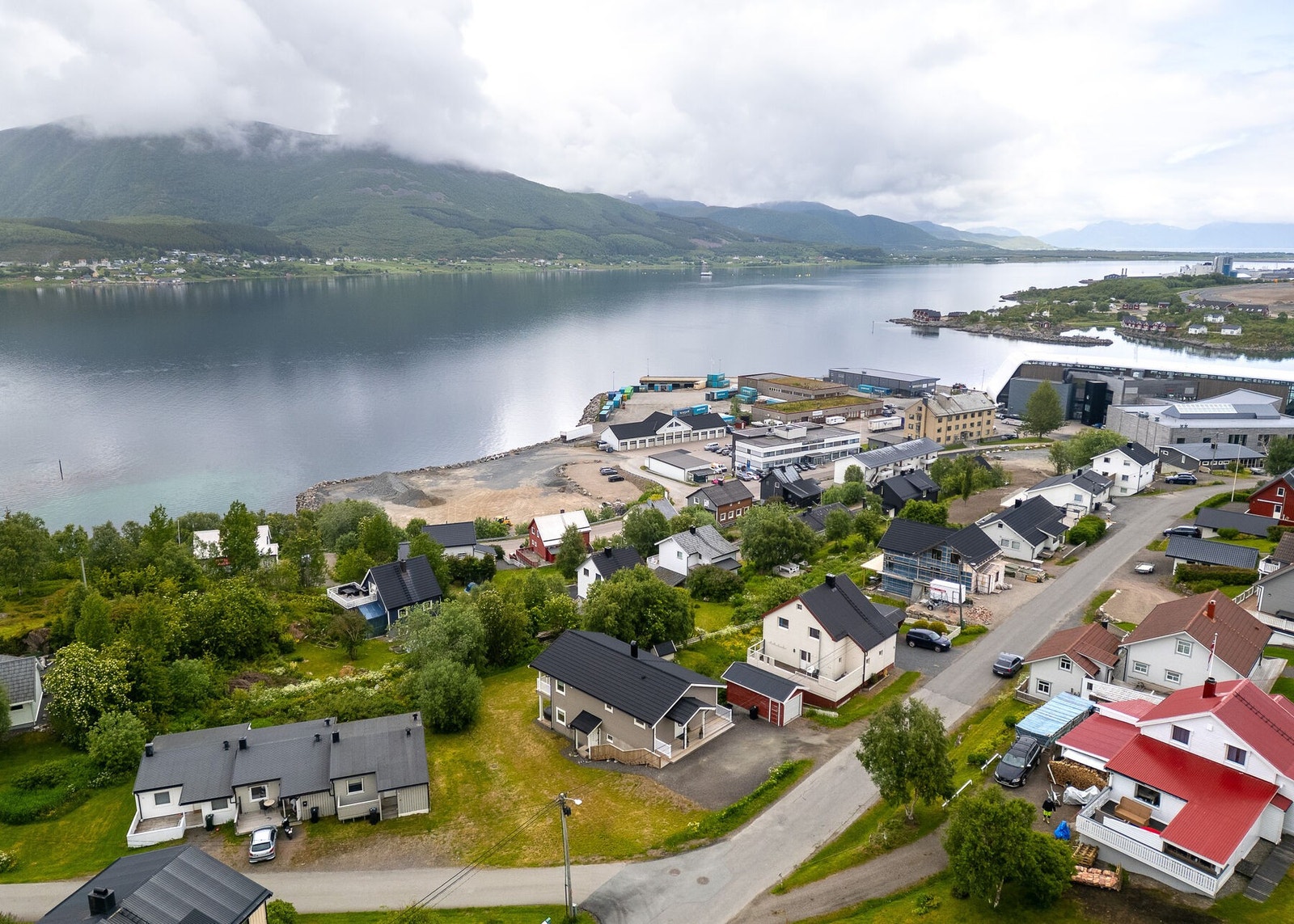 Meget god og sentral beliggenhet med gangavstand til Stokmarknes sentrum hvor du finner det meste av fasiliteter. Galleribilde