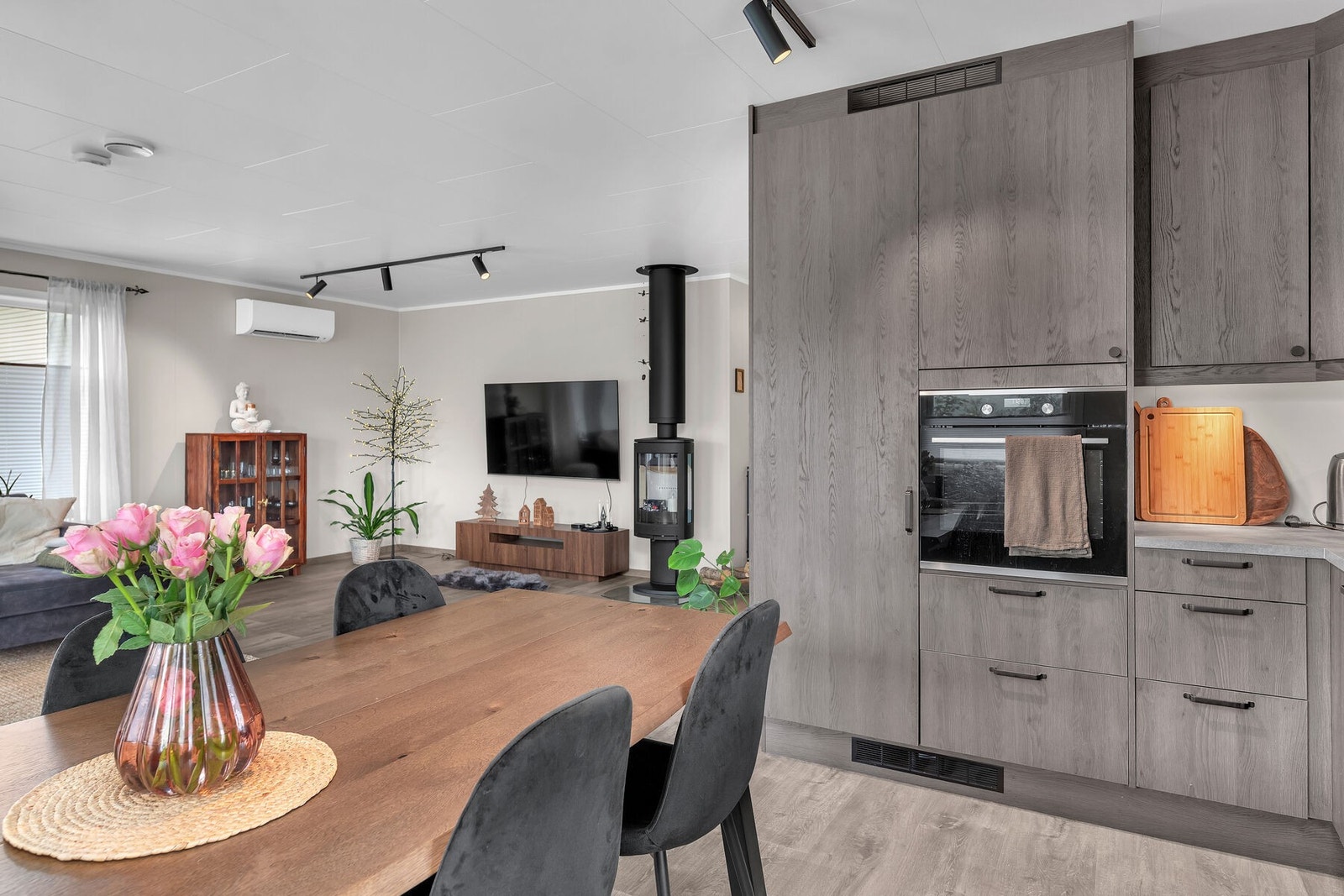 Moderne og stilren enebolig fra 2024, med rolig og barnevennlig beliggenhet sentralt på Stokmarknes. Galleribilde