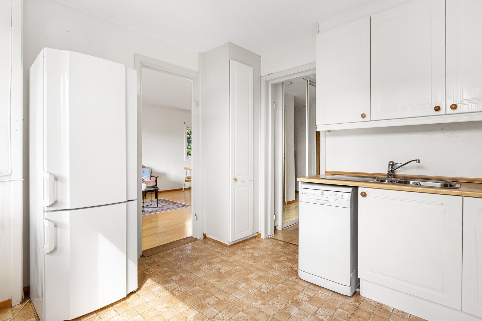 Det er tilrettelagt for frittstående komfyr og oppvaskmaskin, samt god plass for kjøl-/fryseskap på kjøkkenområdet. Galleribilde