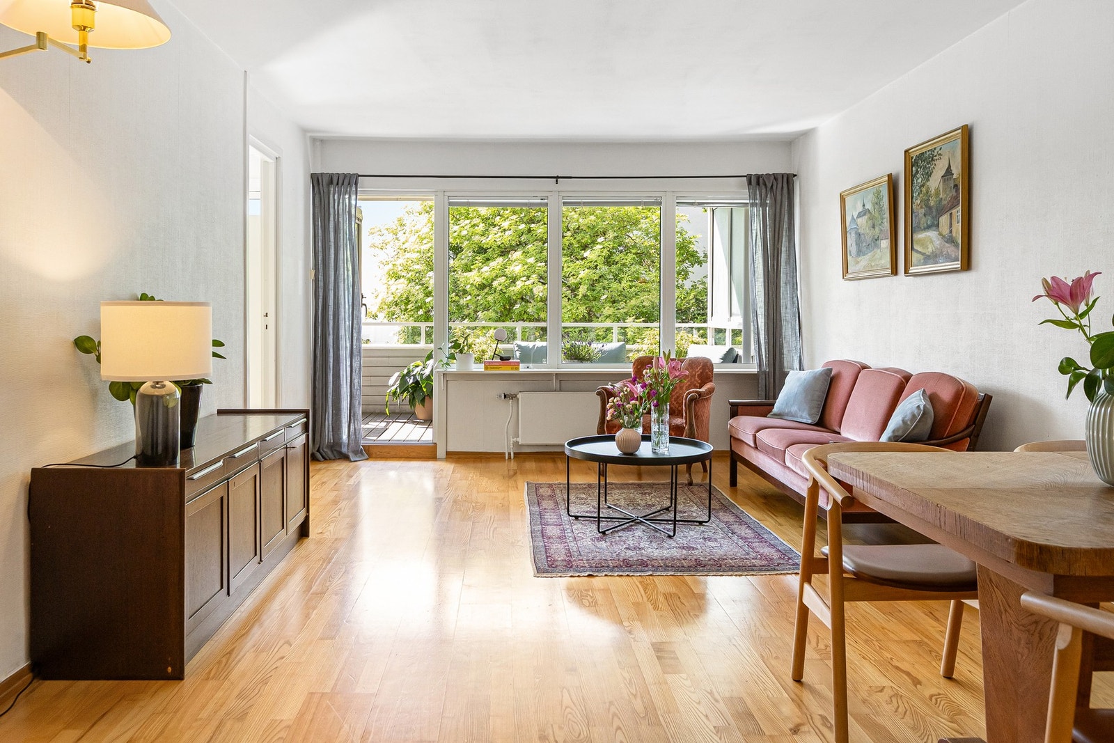 Her får du en lys 3-roms endeleilighet beliggende i 2.etasje. Galleribilde