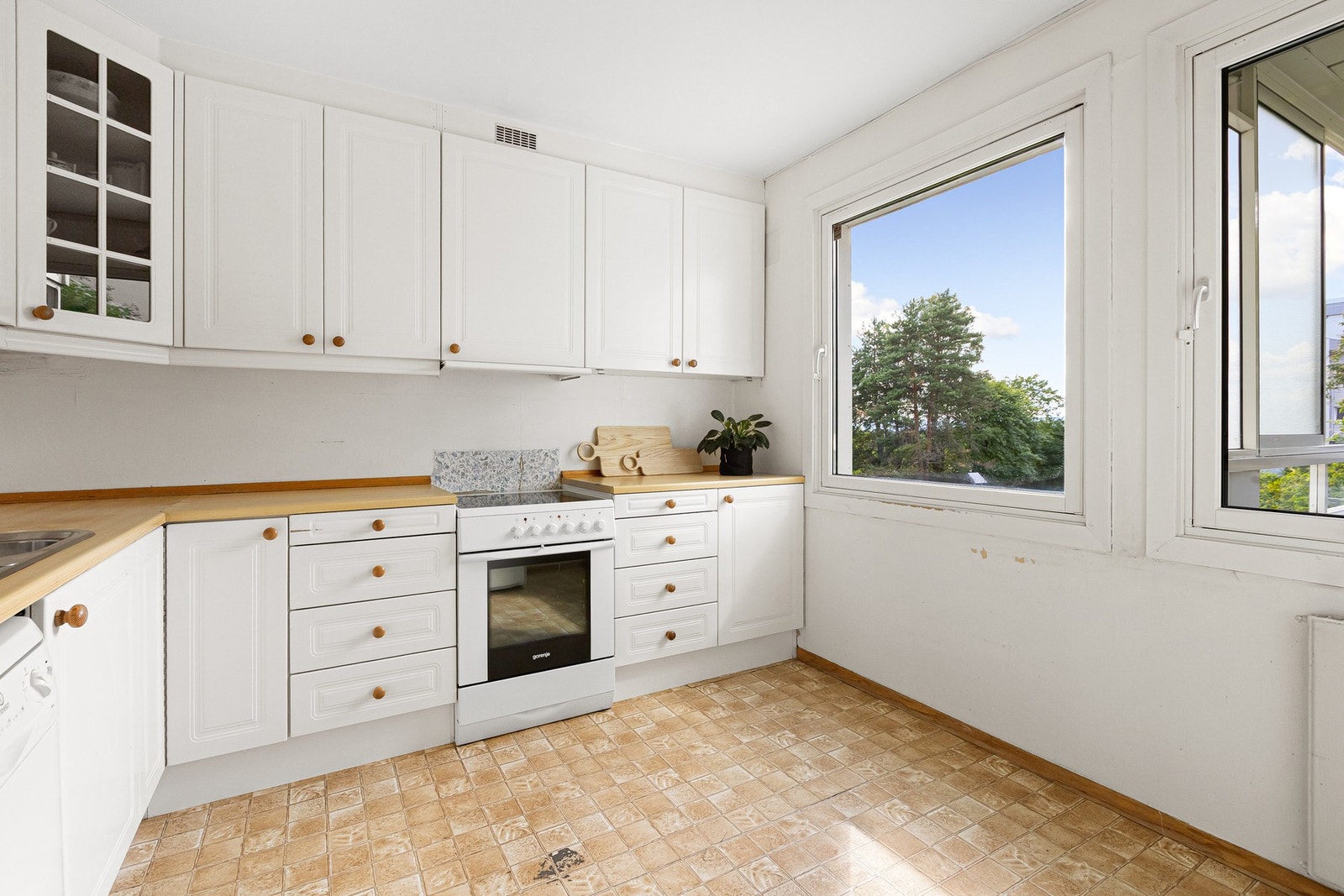 Kjøkkeninnredningen består av lakkerte 1-speils profilerte fronter, laminat benkeplate og 1,5 oppvaskkum. Galleribilde