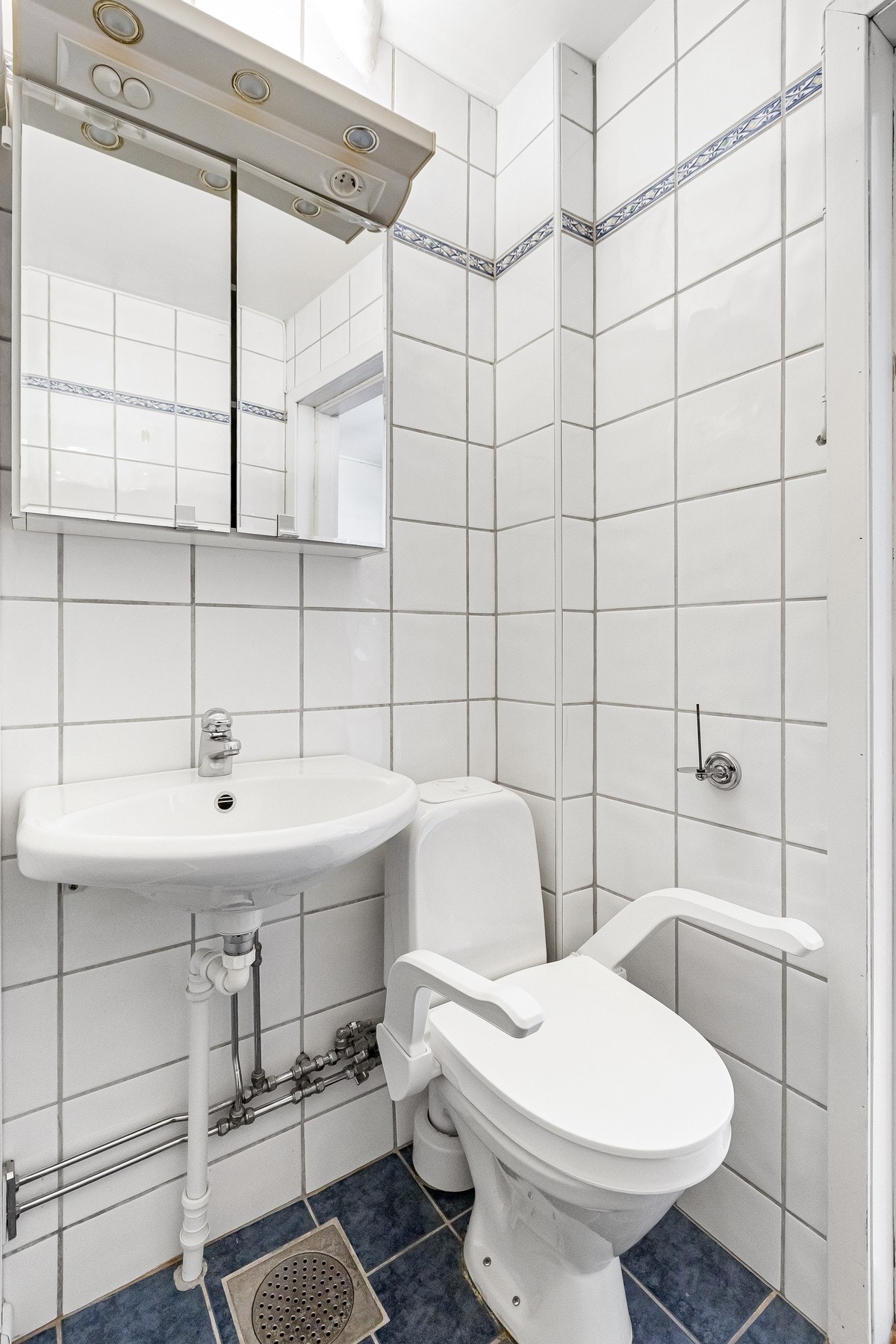 Det er videre plass for oppbevaring i overskap med speil, og badet har praktisk opplegg for vaskemaskin. Galleribilde