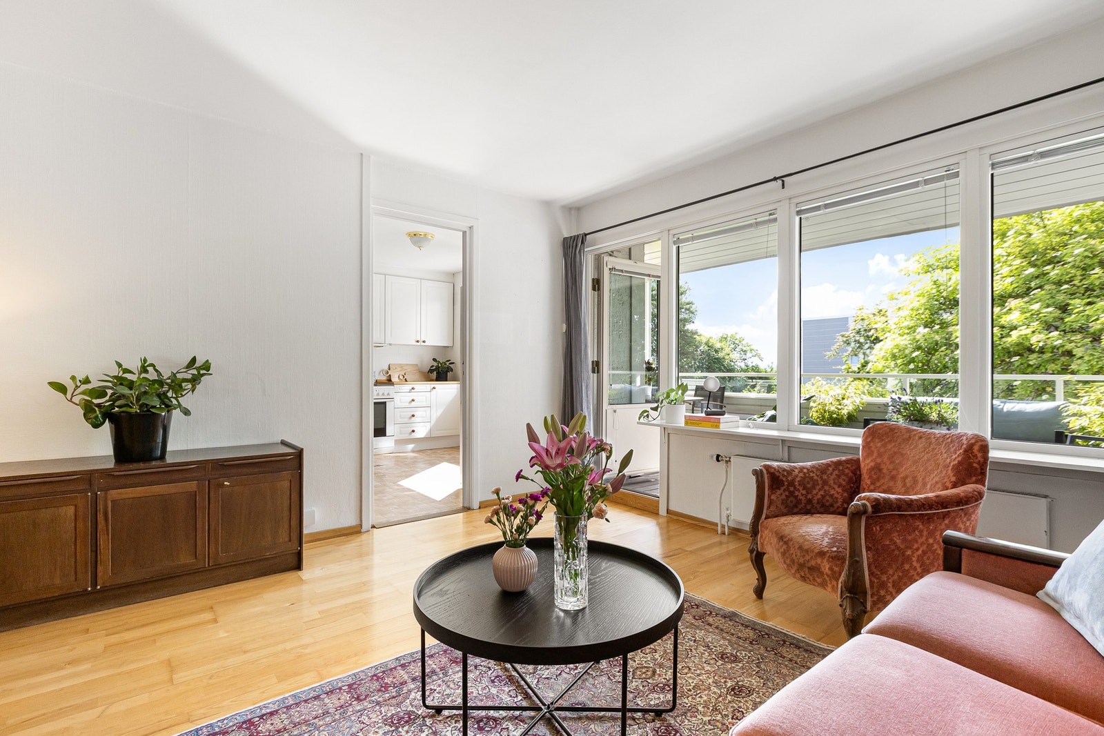 Fra stuen har du utgang til balkongen. Galleribilde