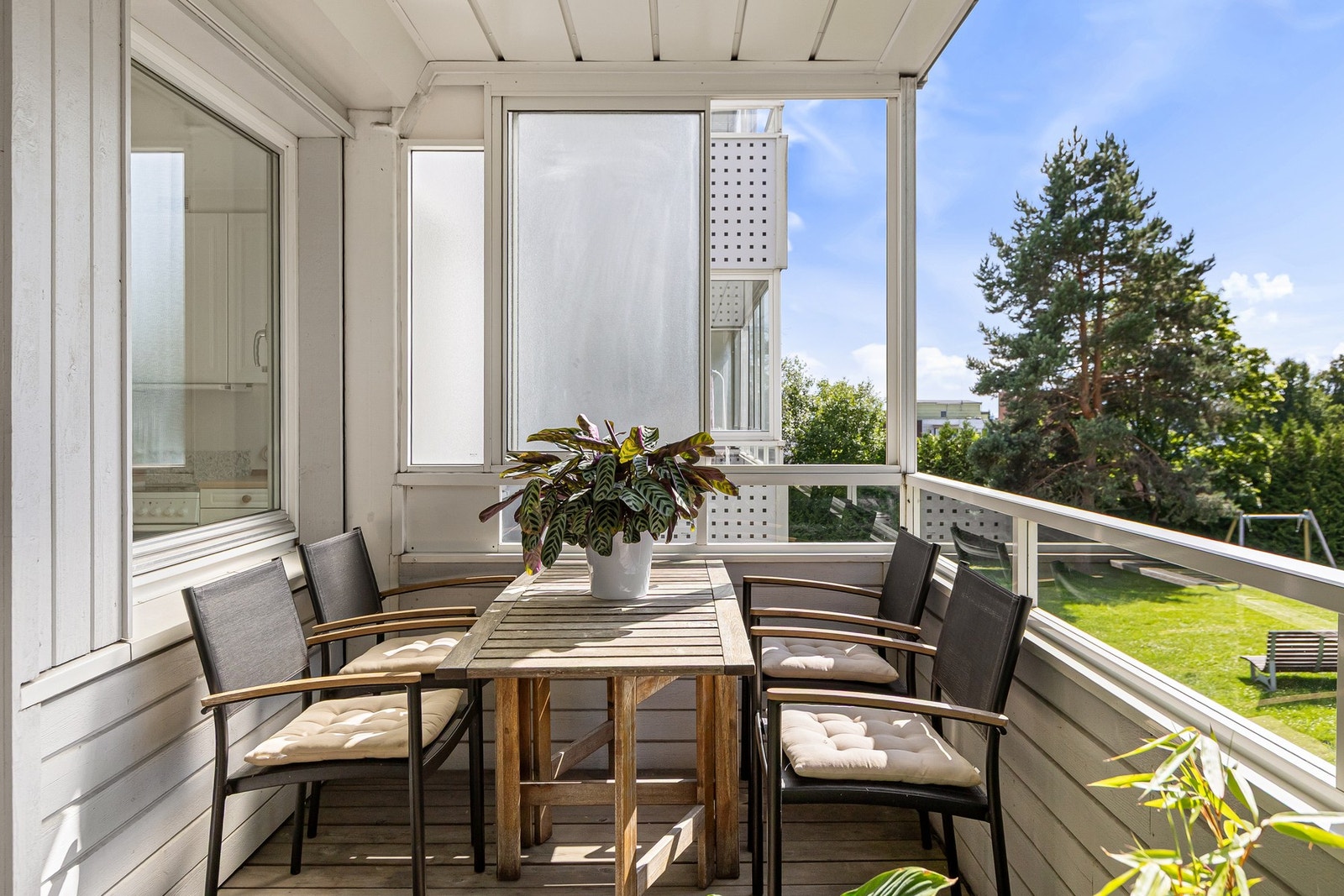 Balkongen vil føles som en herlig forlengelse av boligen i sommerhalvåret. Galleribilde