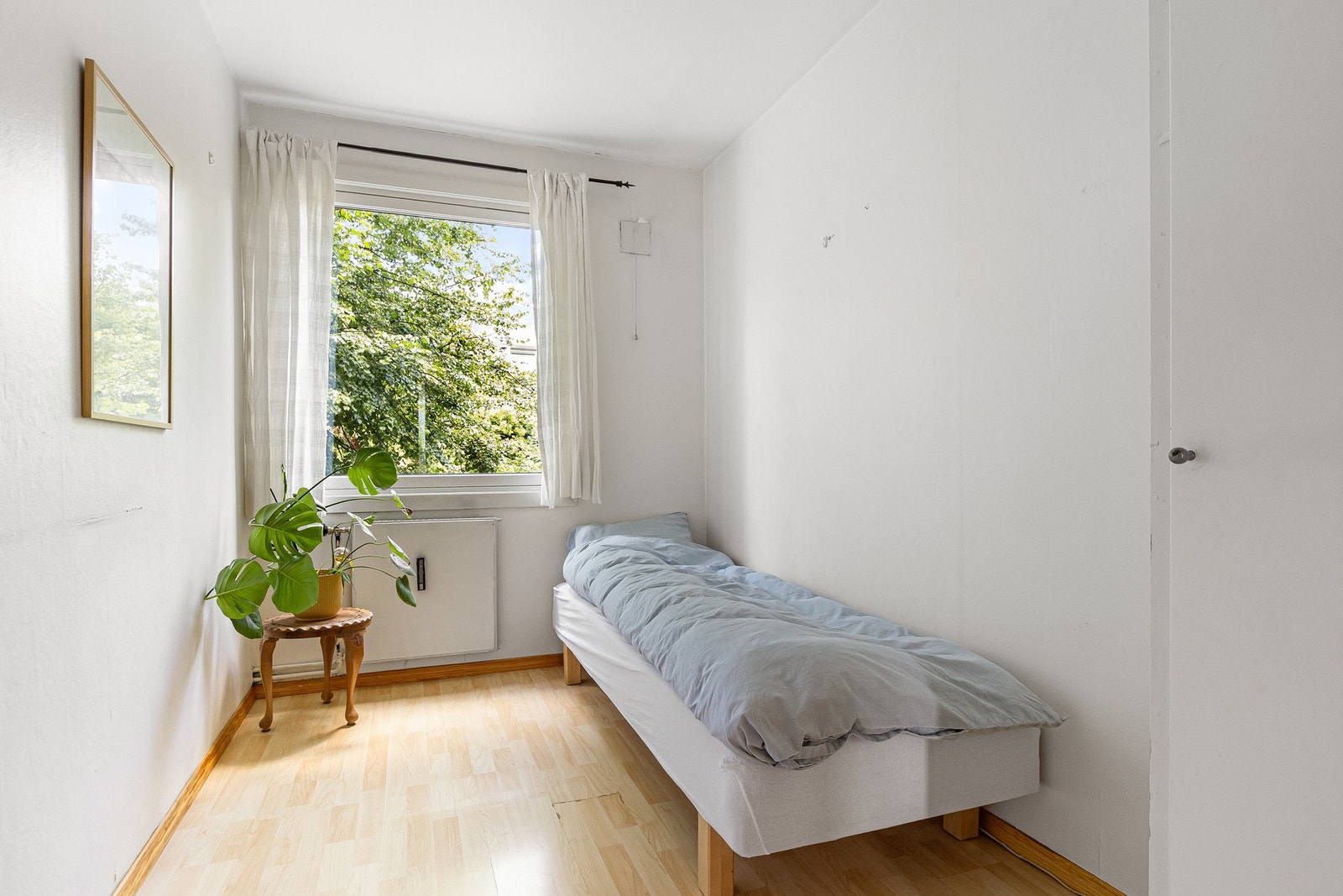 Det andre soverommet har også plass til alt man skulle trenge og har i likhet med hovedsoverommet garderobeskap for praktisk oppbevaring. Galleribilde