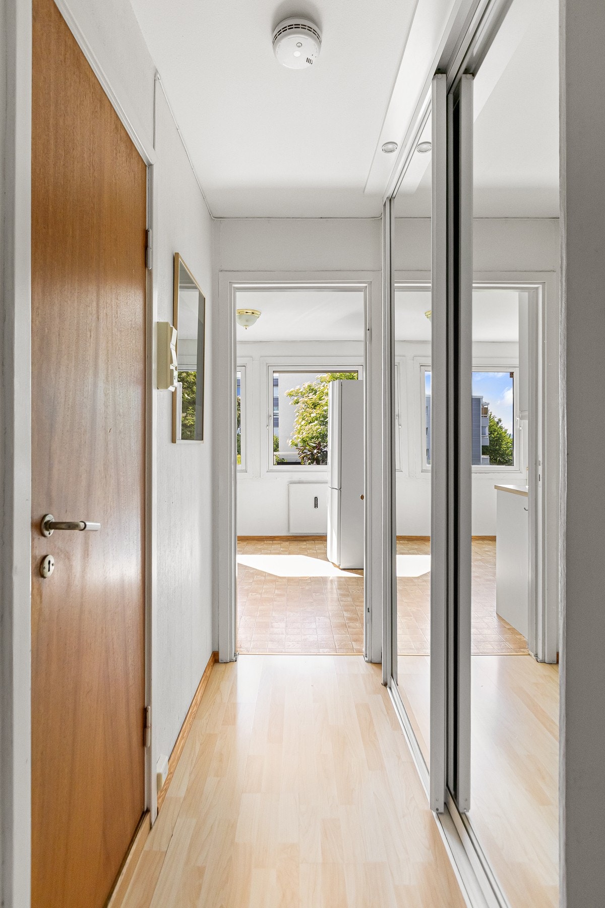 Entré/gang er praktisk utstyrt med skyvedørsgarderobe med speil for praktisk og skjult oppbevaring. Galleribilde