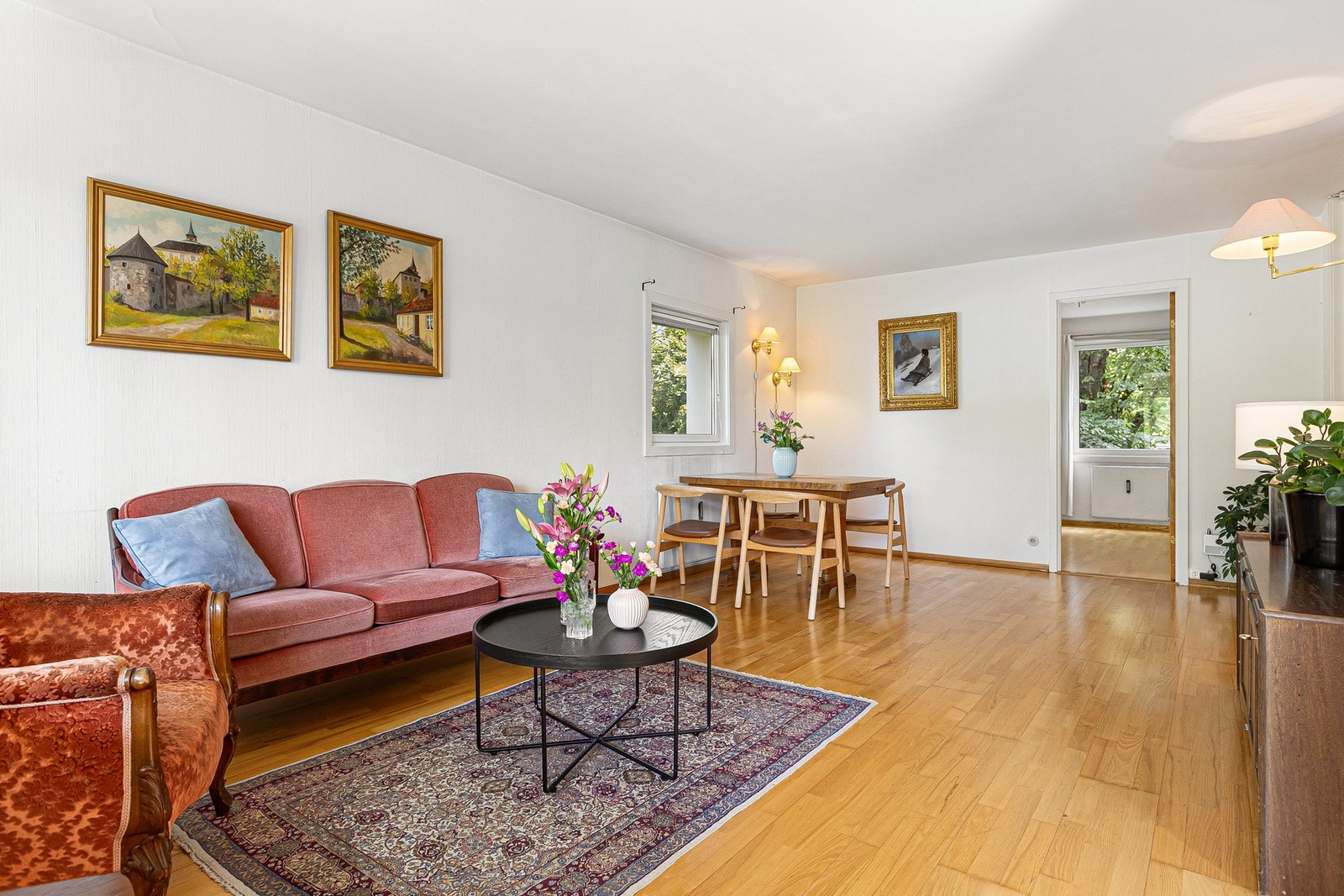 Lys og luftig stue med gode muligheter for møblering med både sofaseksjon med tilhørende møblement og spisebord. Galleribilde