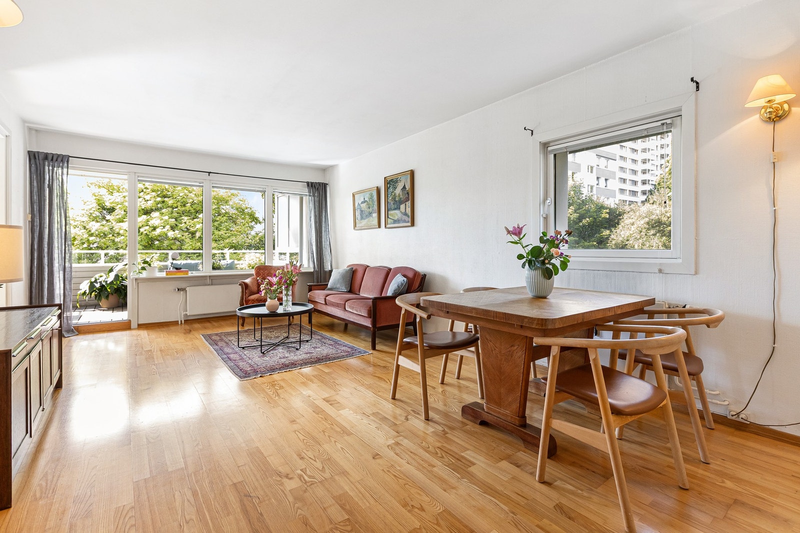 De store vindusflatene gir godt med dagslys og skaper en lys og trivelig atmosfære. Galleribilde