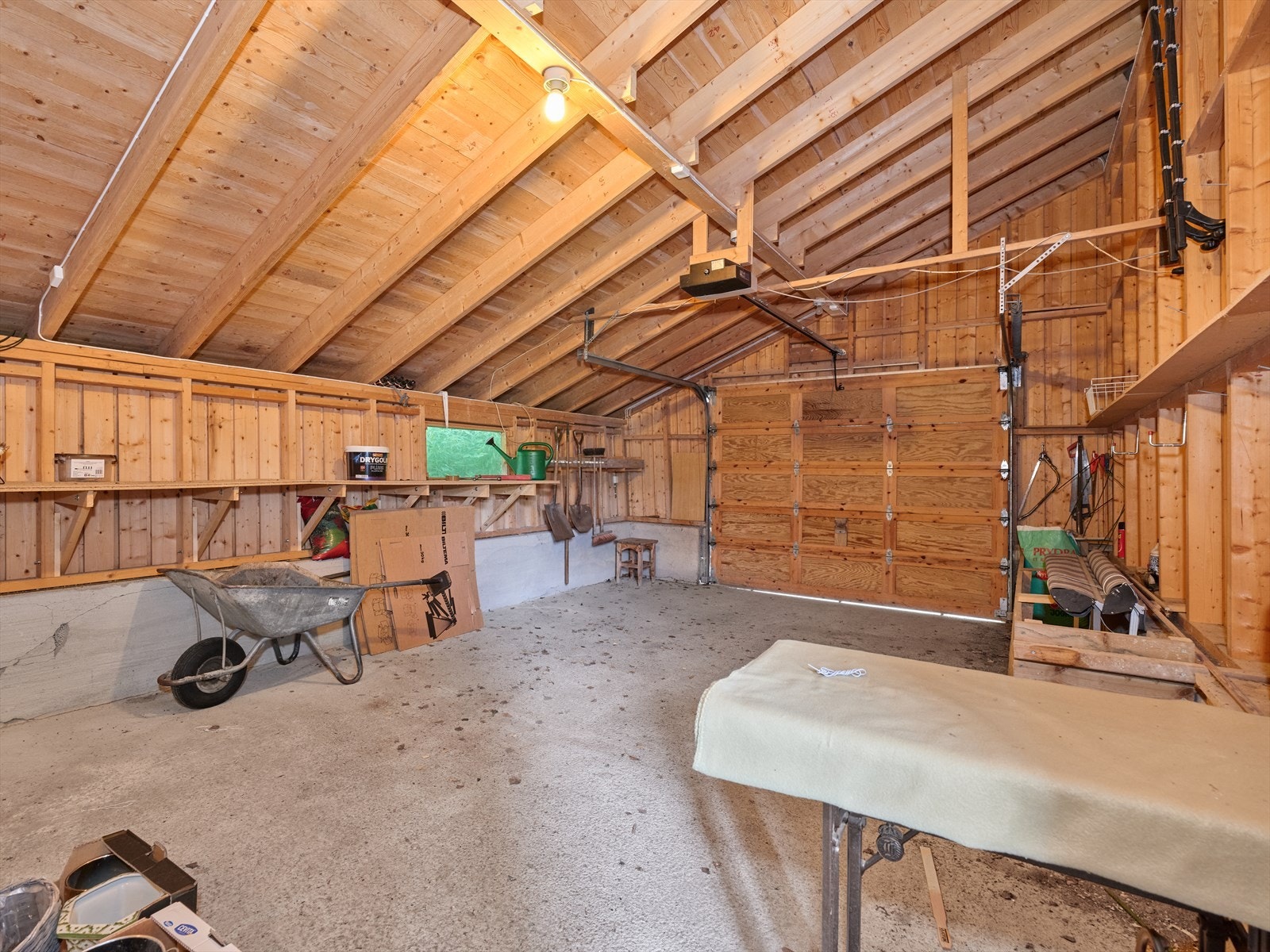 Garasje med plass til en bil. Galleribilde