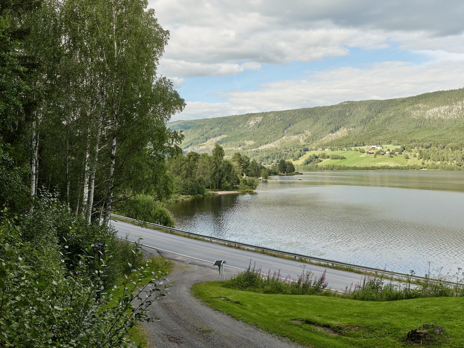 Eneboligen ligger langs Lomnessjøen. Galleribilde