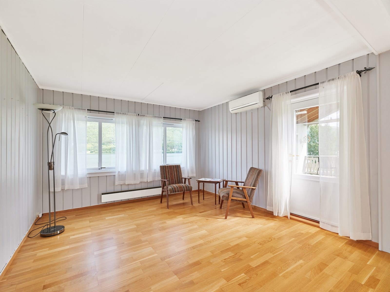 Utsikt mot Lomnessjøen fra stuen. Galleribilde