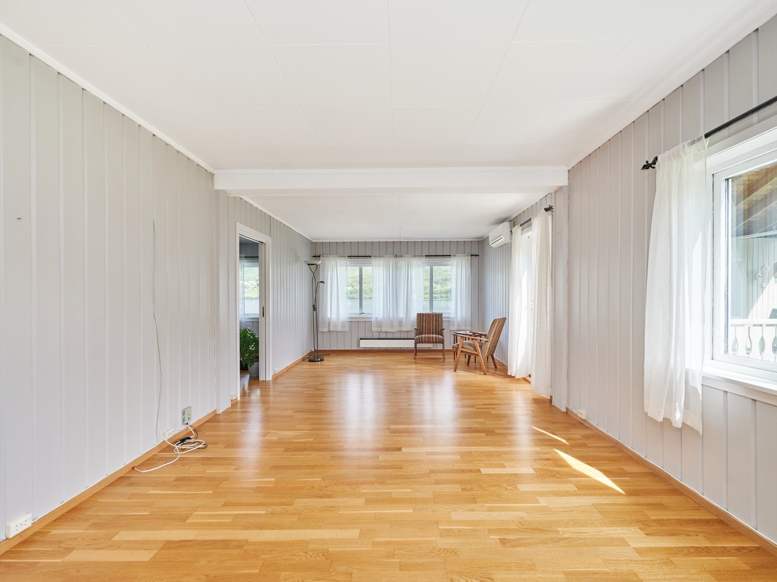 Lys, romslig stue. Galleribilde