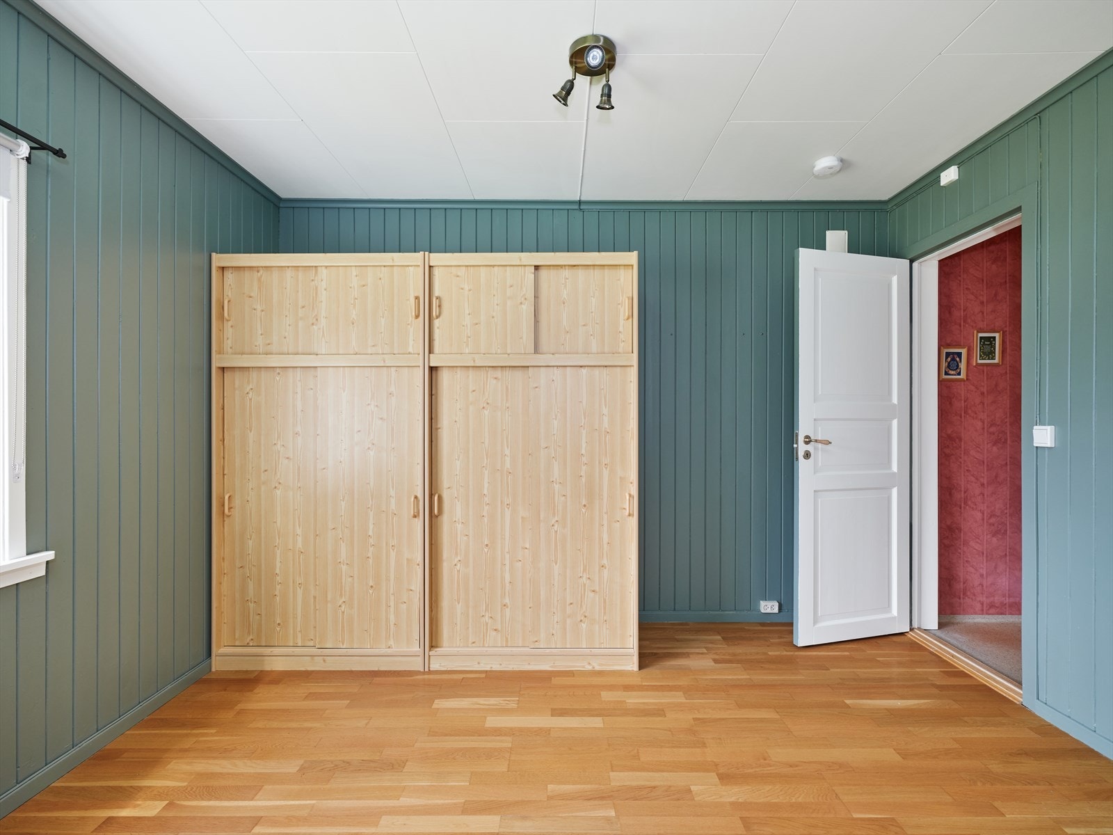 Plass til garderobeskap og dobbeltseng. Galleribilde