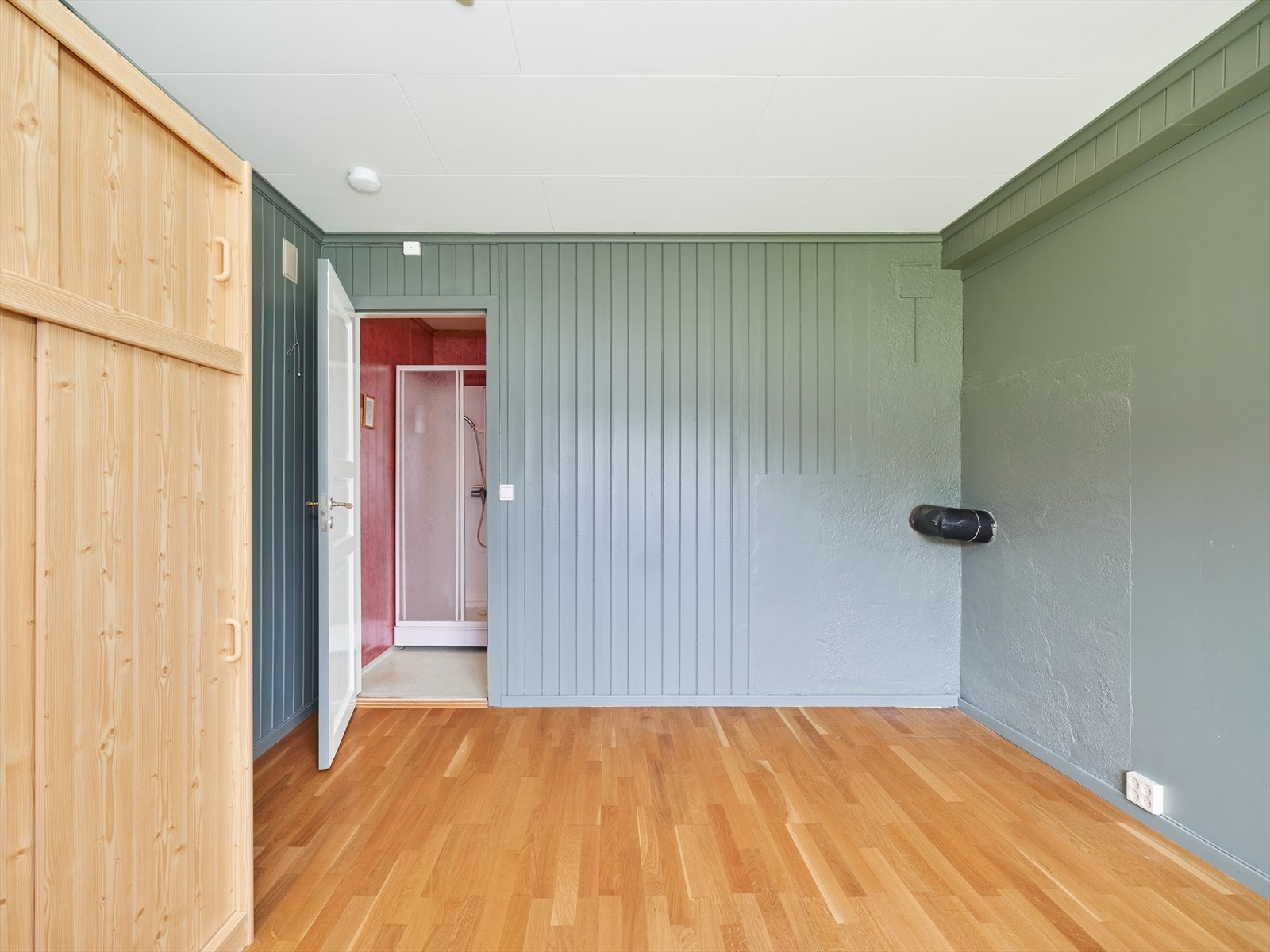 Adkomst til bad fra soverom. Galleribilde