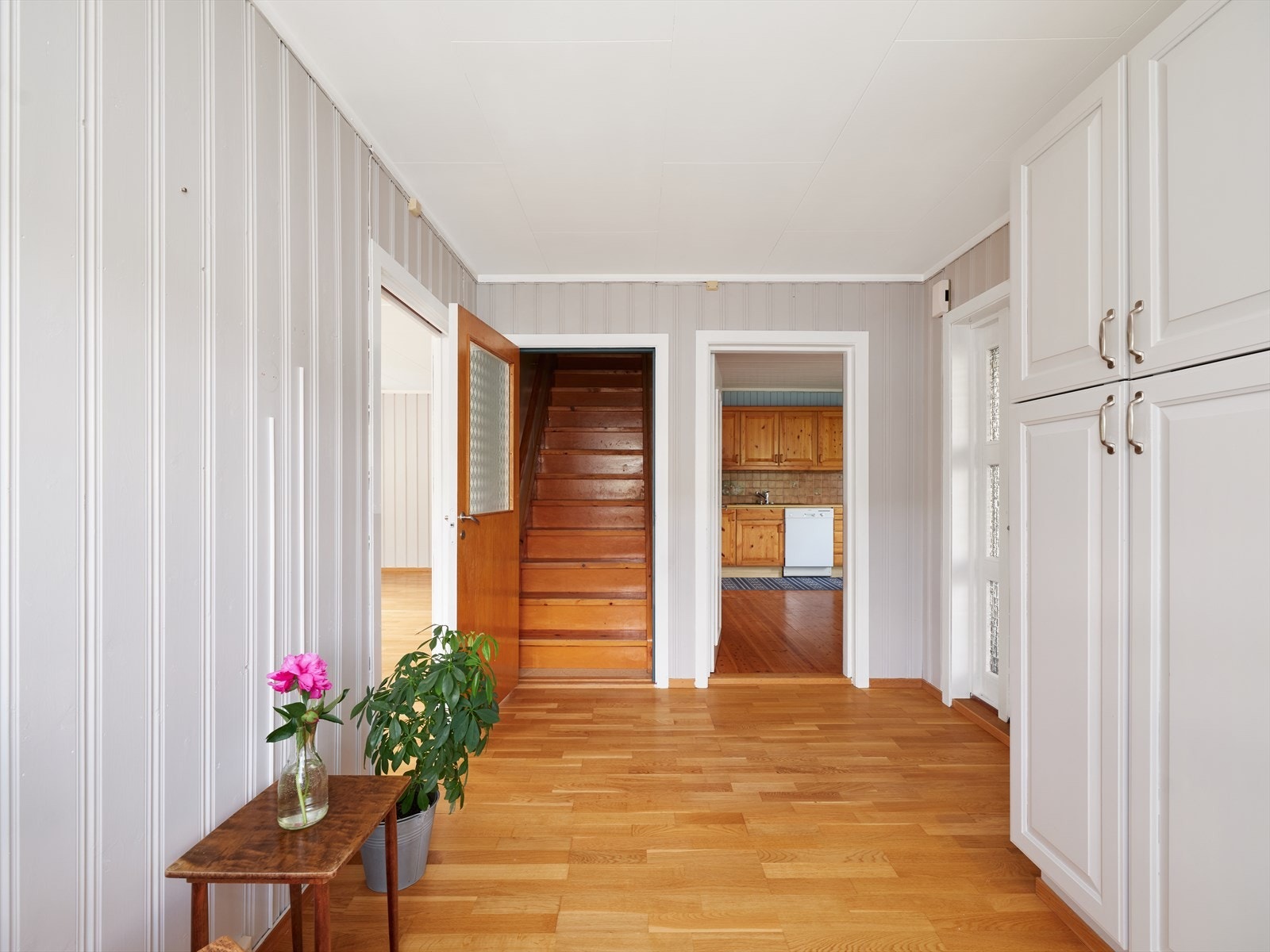 Eneboligen går over to plan med kjeller. Galleribilde