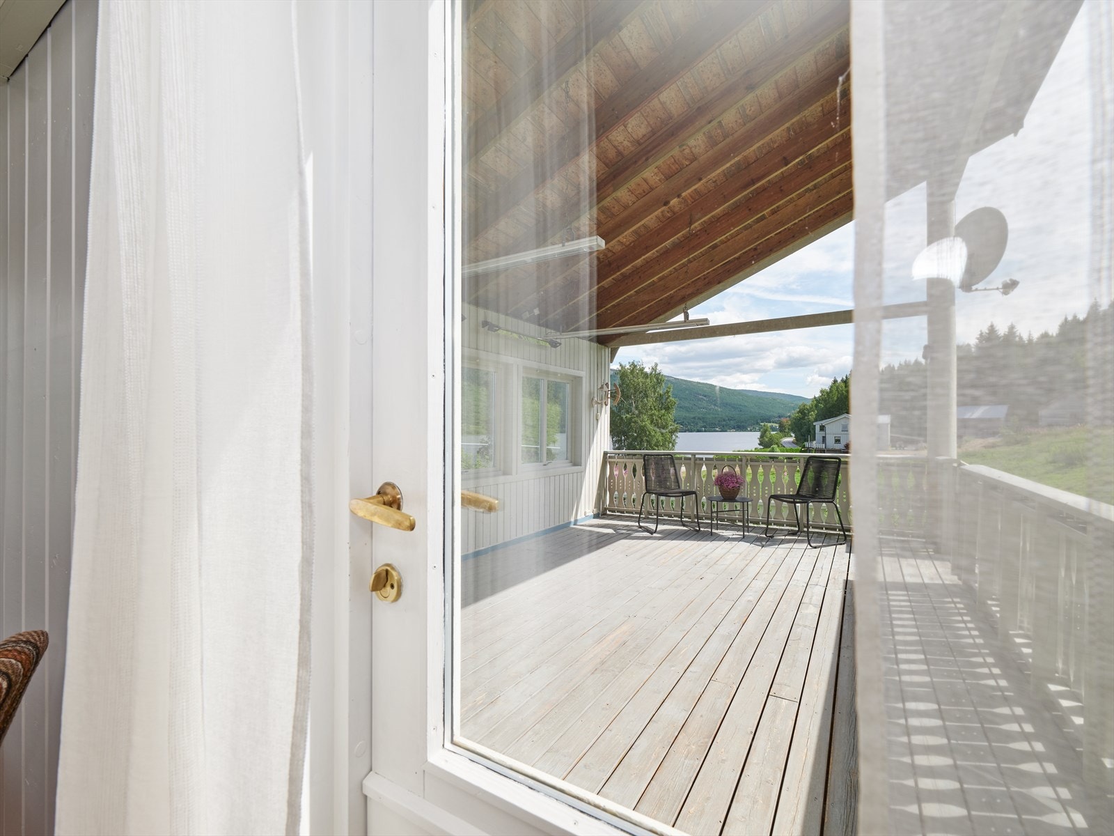 Terrasse med utsikt til Lomnessjøen. Galleribilde