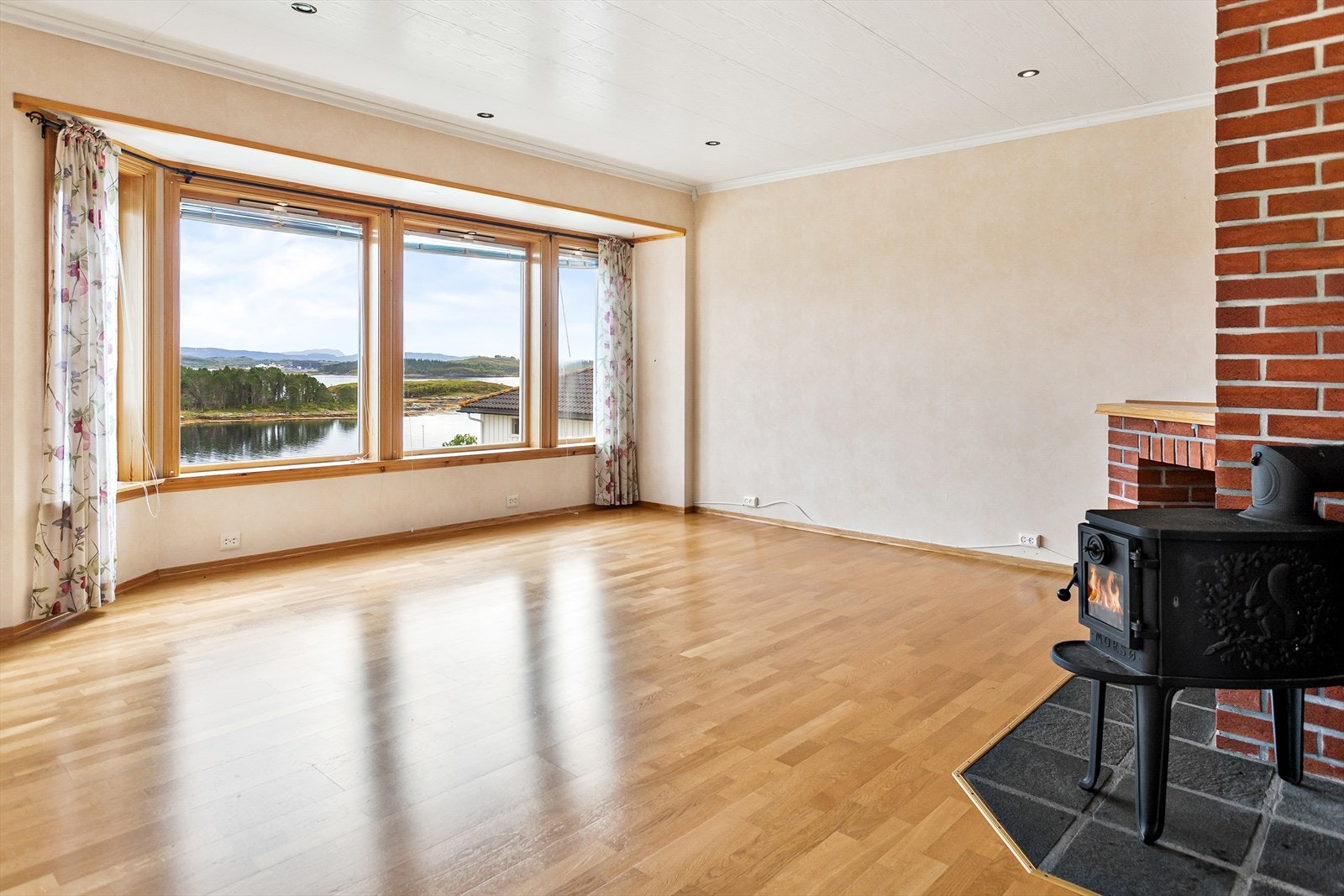 Flott utsikt mot skipsleia og Nærøysundet Galleribilde