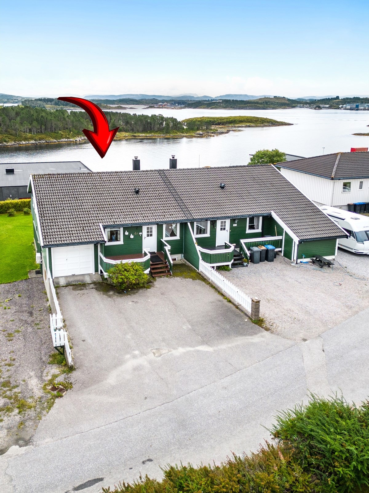 Legg merke til at det er plass til å sette fra seg kjøretøy til venstre for innkjørselen.
Velkommen til hyggelig visning Galleribilde