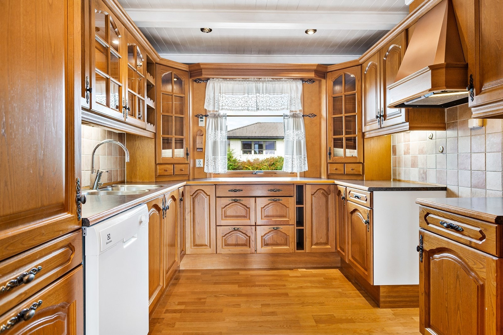 Innholdsrik kjøkkeninnredning med god skapplass Galleribilde