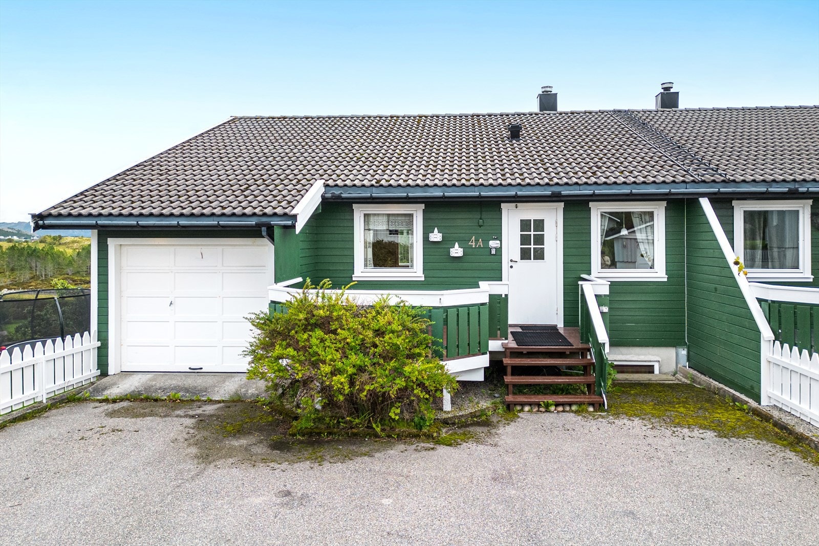 Innkjørselen er asfaltert, det er trapp opp til terasse ved inngangspartiet Galleribilde