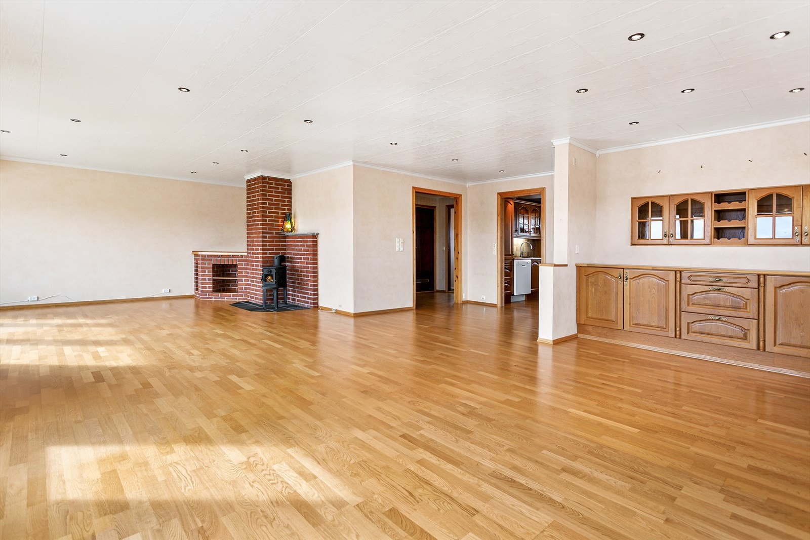 Det er både vedovn og varmepumpe for oppvarming Galleribilde