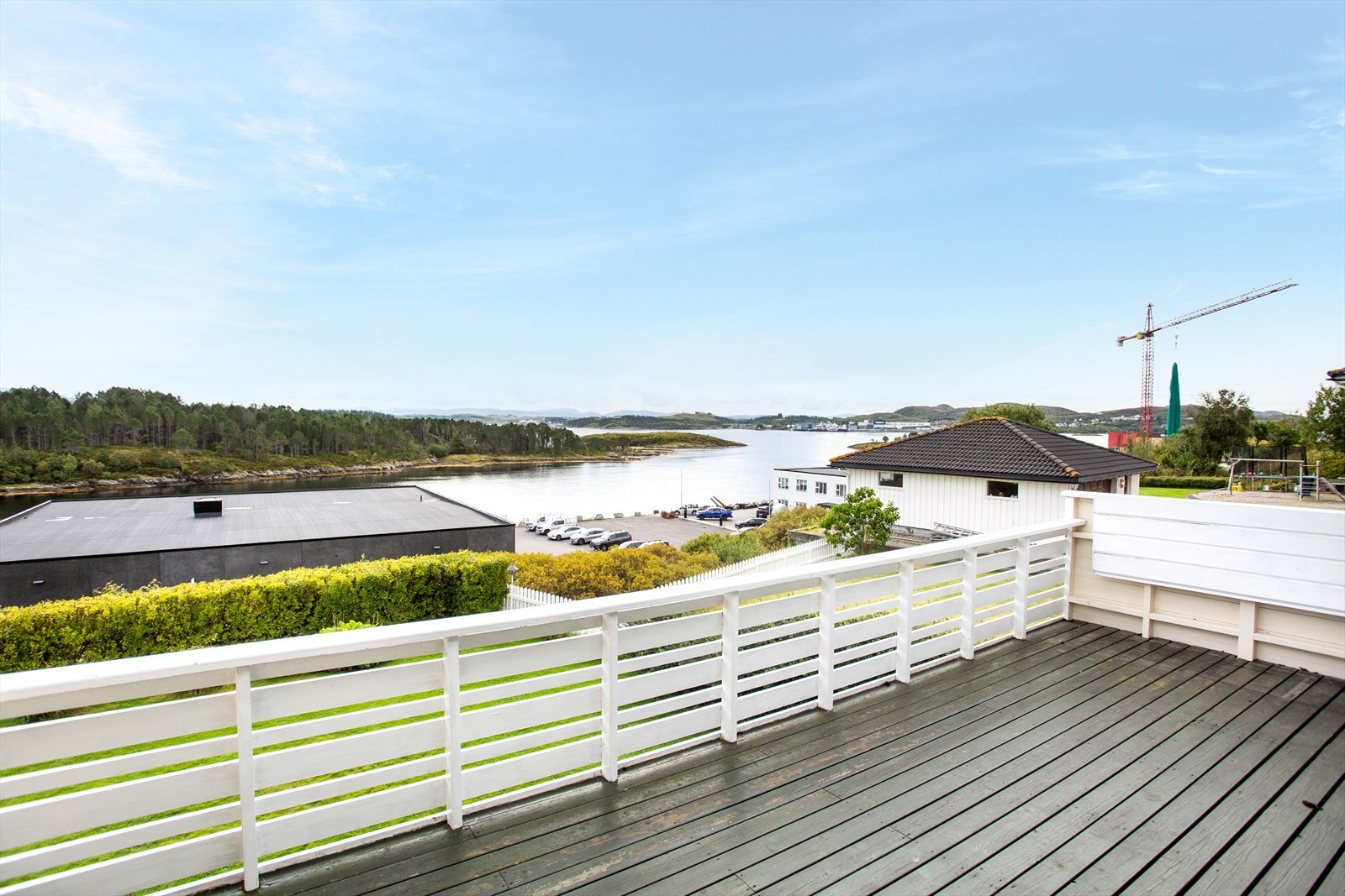 Det er fullt mulig å sitte her å nyte skipstrafikken og livet i leia Galleribilde