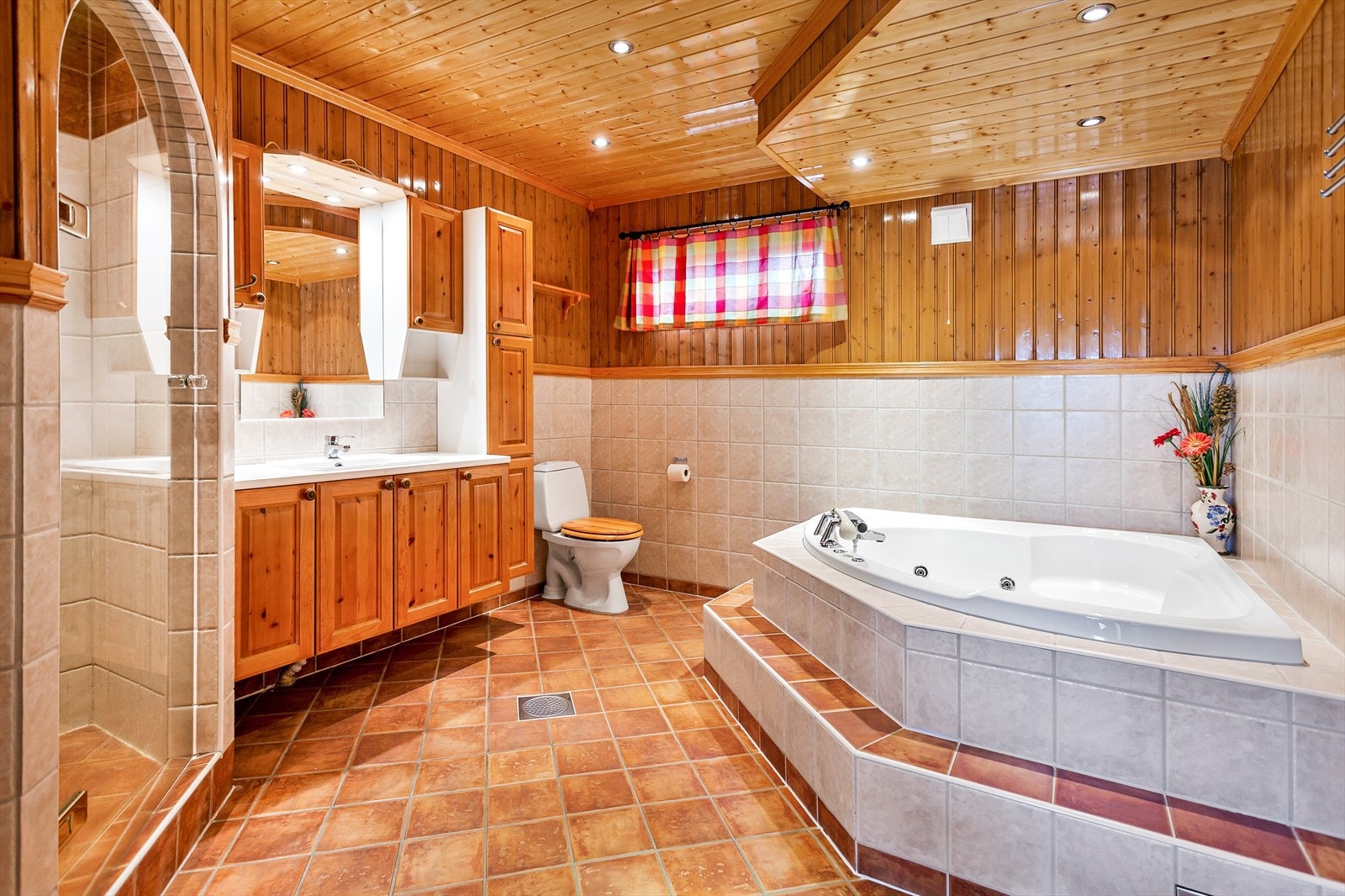 Romslig hjørnebadekar på badet Galleribilde