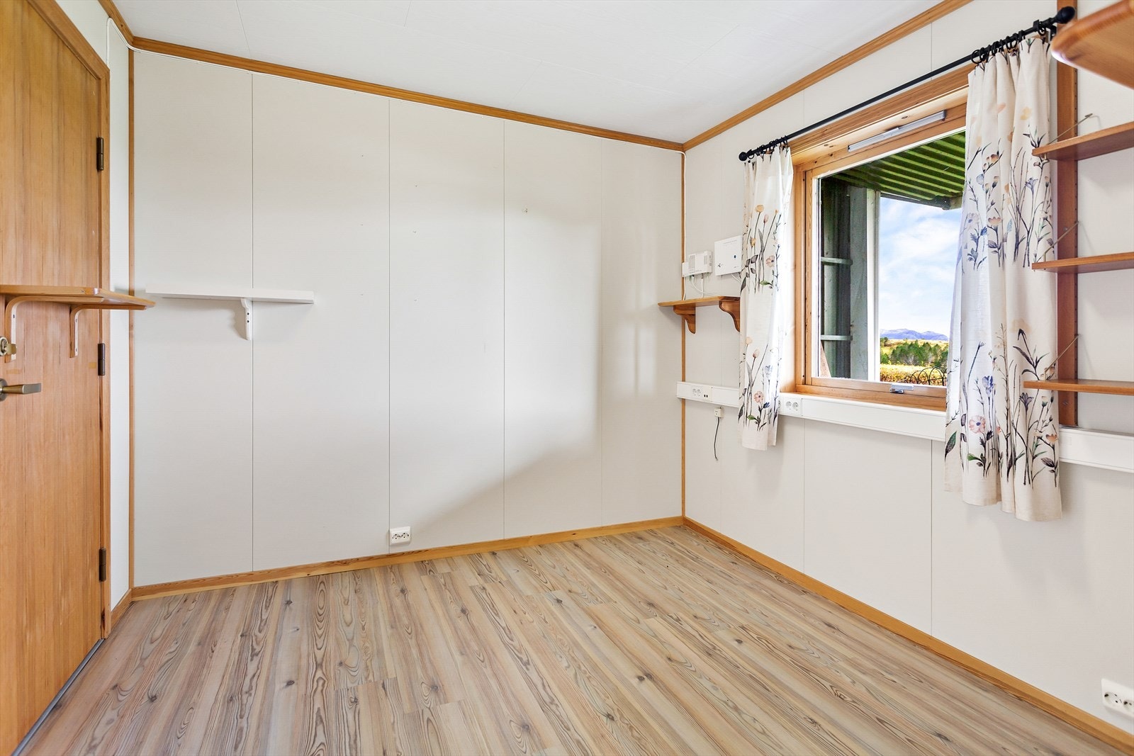 Kontor/garderobe, med utgang til bod Galleribilde