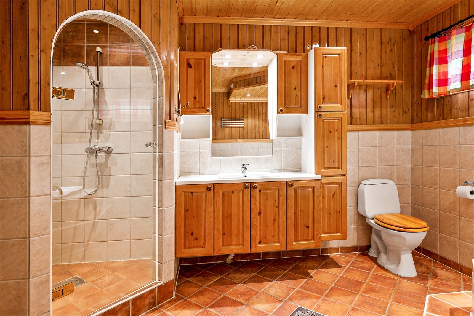 Badet er med flis i dusjsone, på gulv og halve veggen, panel på resten, det er bygd en egen dusjnisje Galleribilde