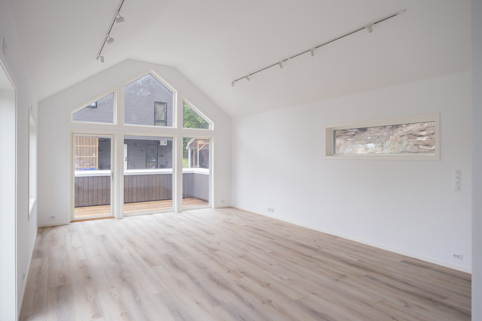 Listefrie overganger mellom vegg og tak gir et moderne uttrykk, og ekstra takhøyde setter sitt særpreg på rommet. Galleribilde