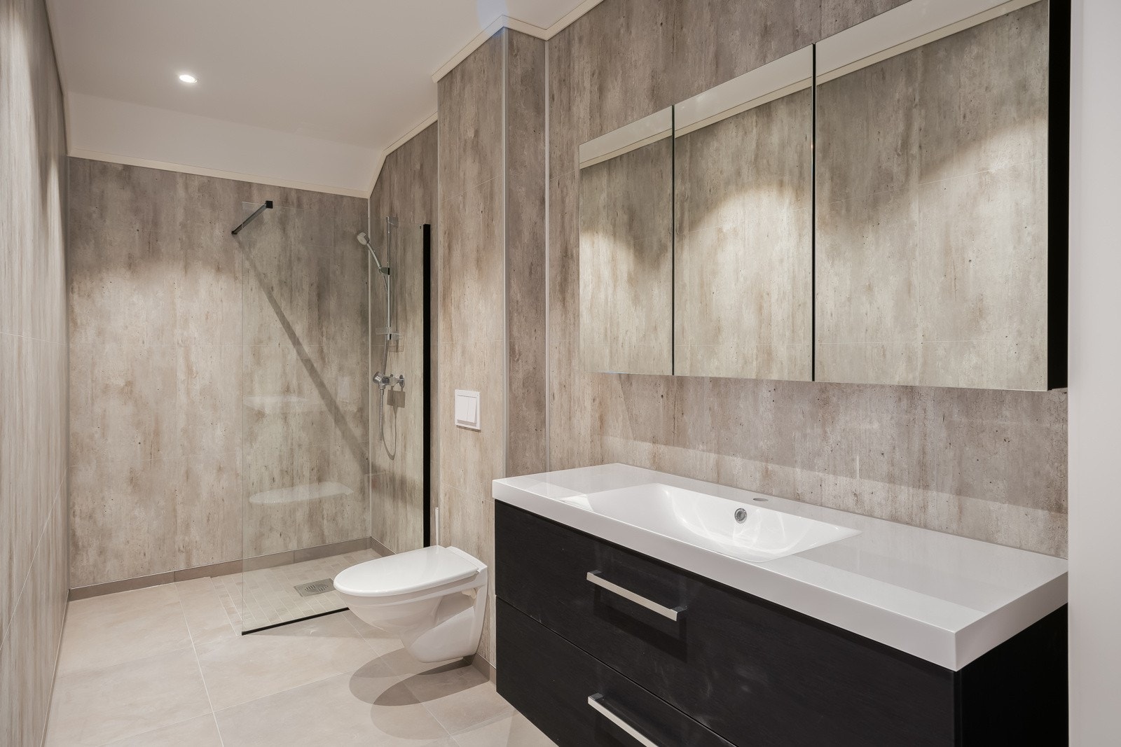 Badet i 2. etasje er utført i moderne stil og er målt til 5,7m² Galleribilde