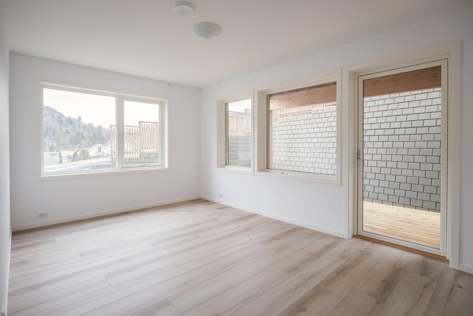 Det største soverommet i 1. etasje er målt til 14,7m² og har egen utgang til markterrasse Galleribilde