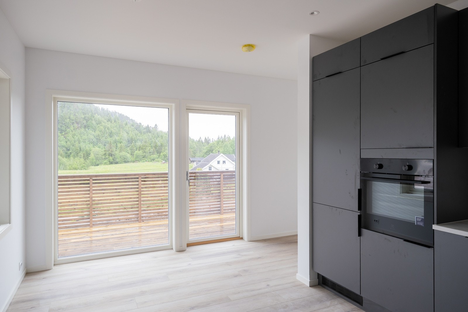 Det er utgang til stor, sørvendt veranda på hele 60m². Galleribilde