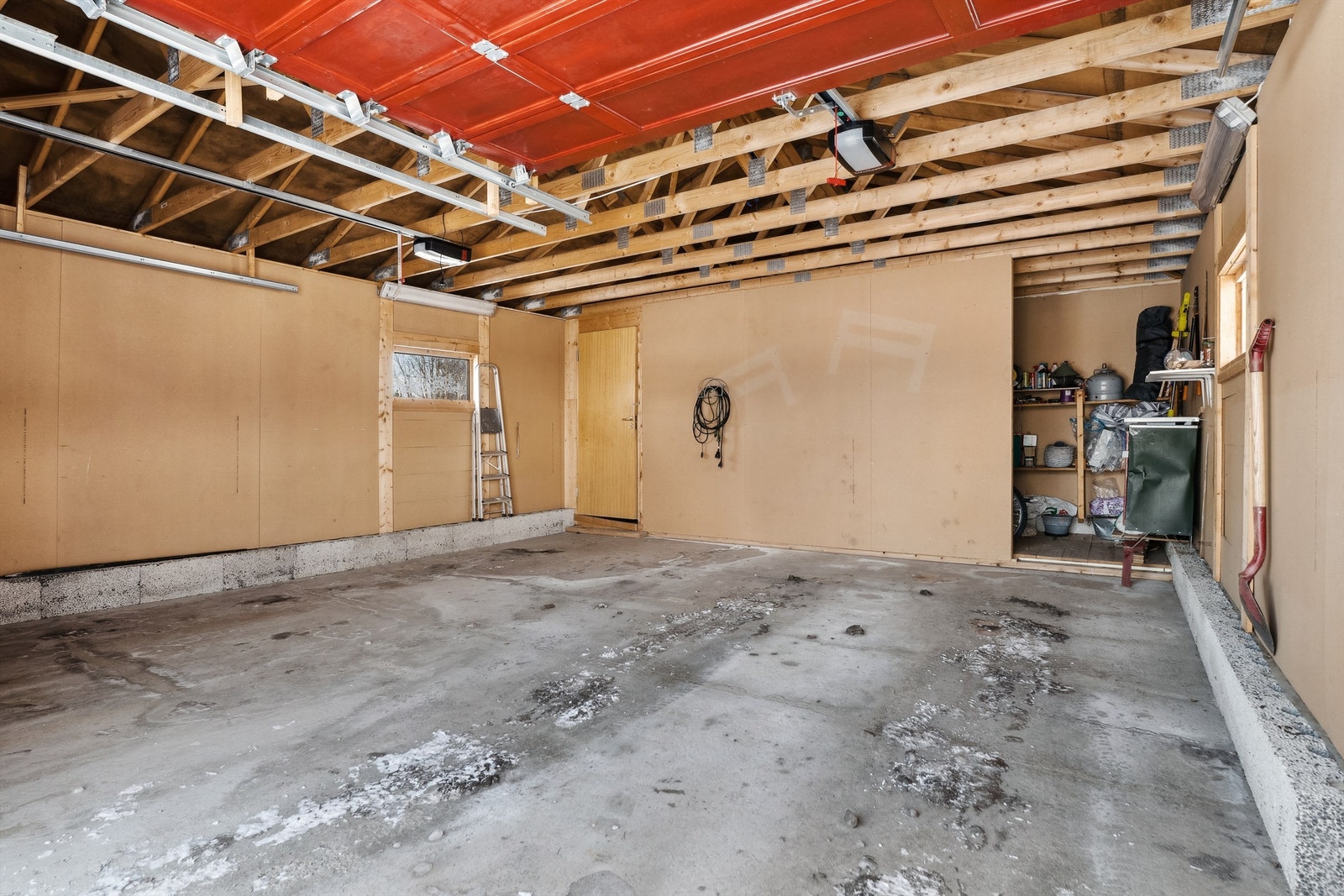 Garasje med bod i bakkant - Vinduer og boddør er ikke plassert som vist på garasjetegning - Én garasjeåpner fungerer ikke. Galleribilde