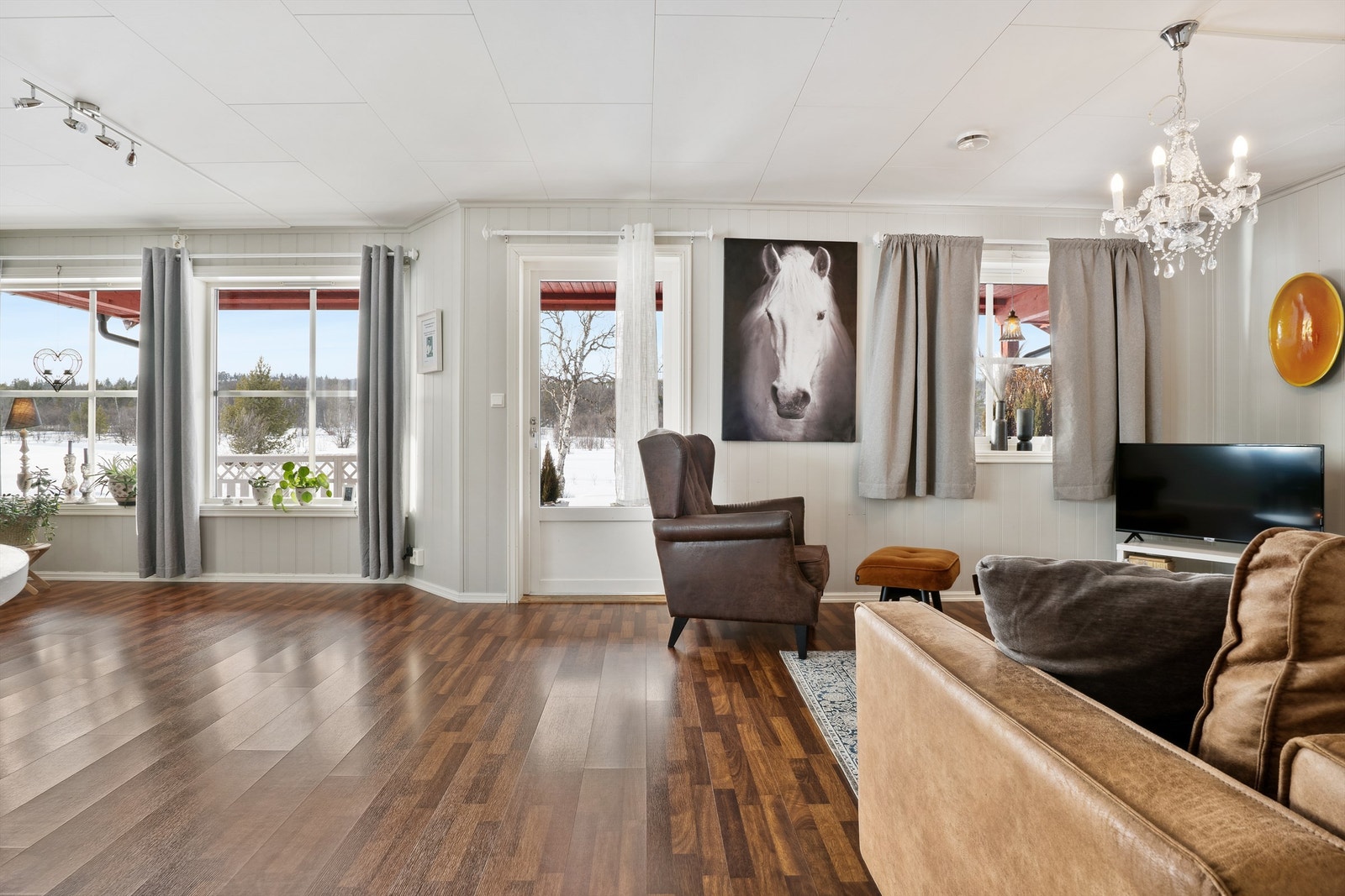 Utgang til en stor terrasse og uteplass Galleribilde