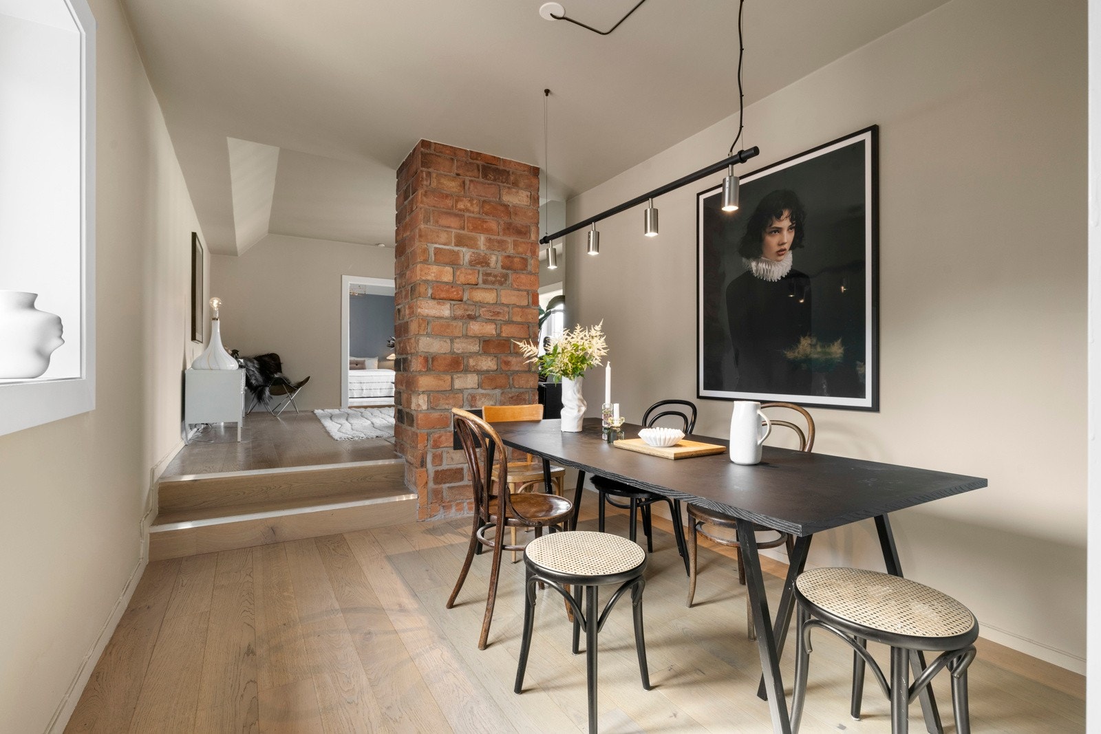 Lys og innbydende 3-roms toppleilighet beliggende i en lite traffikert blindvei på beste Sagene. Galleribilde