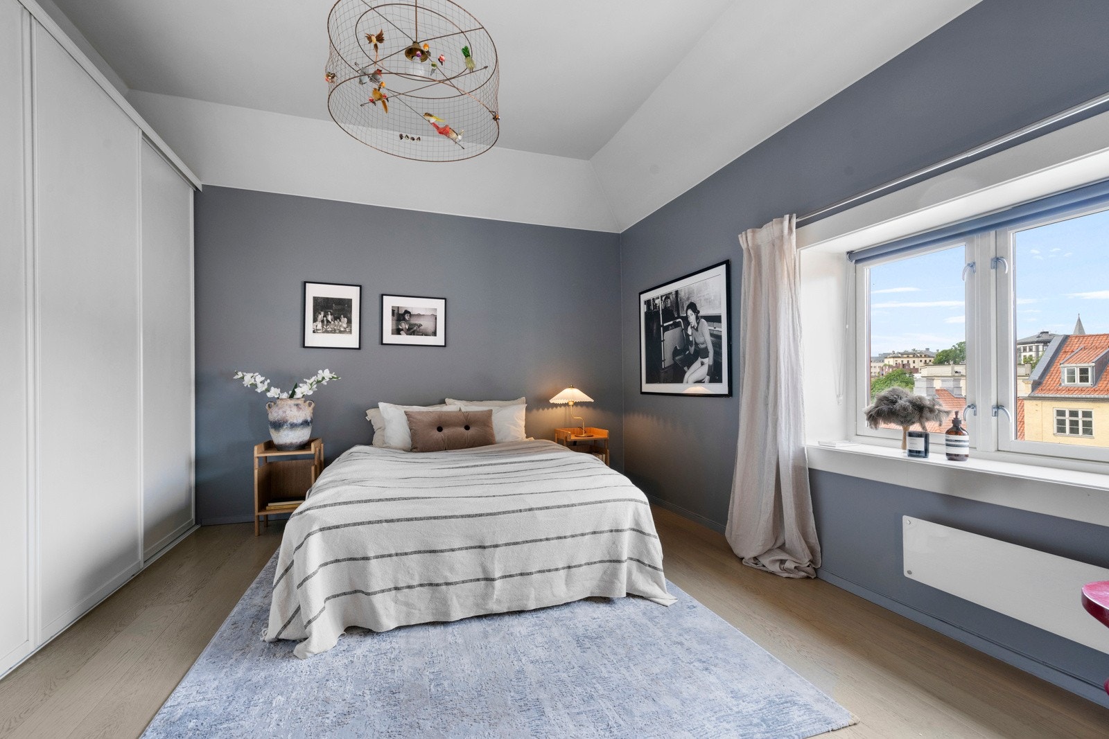 Hovedsoverommet er romslig og har en behagelig fargepalett som gir et godt sovemiljø. Galleribilde