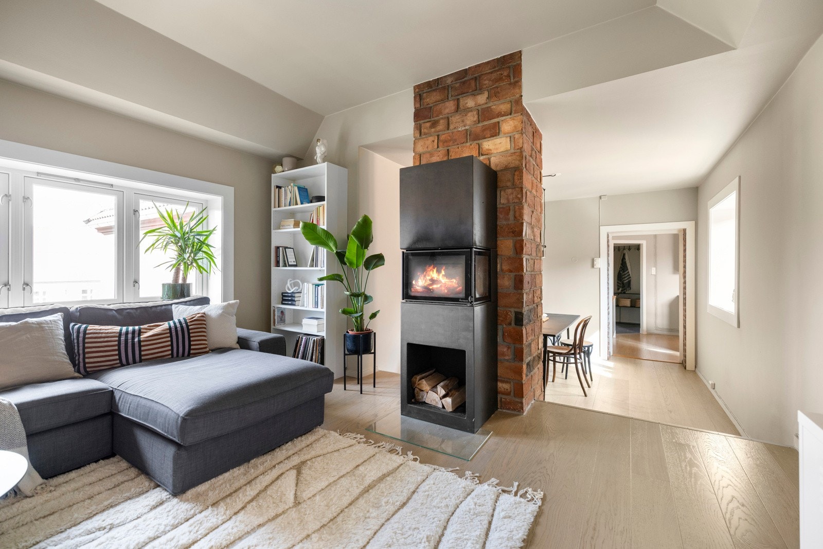 Leiligheten er unik med store og åpne rom som ligger plassert etter hverandre. Galleribilde