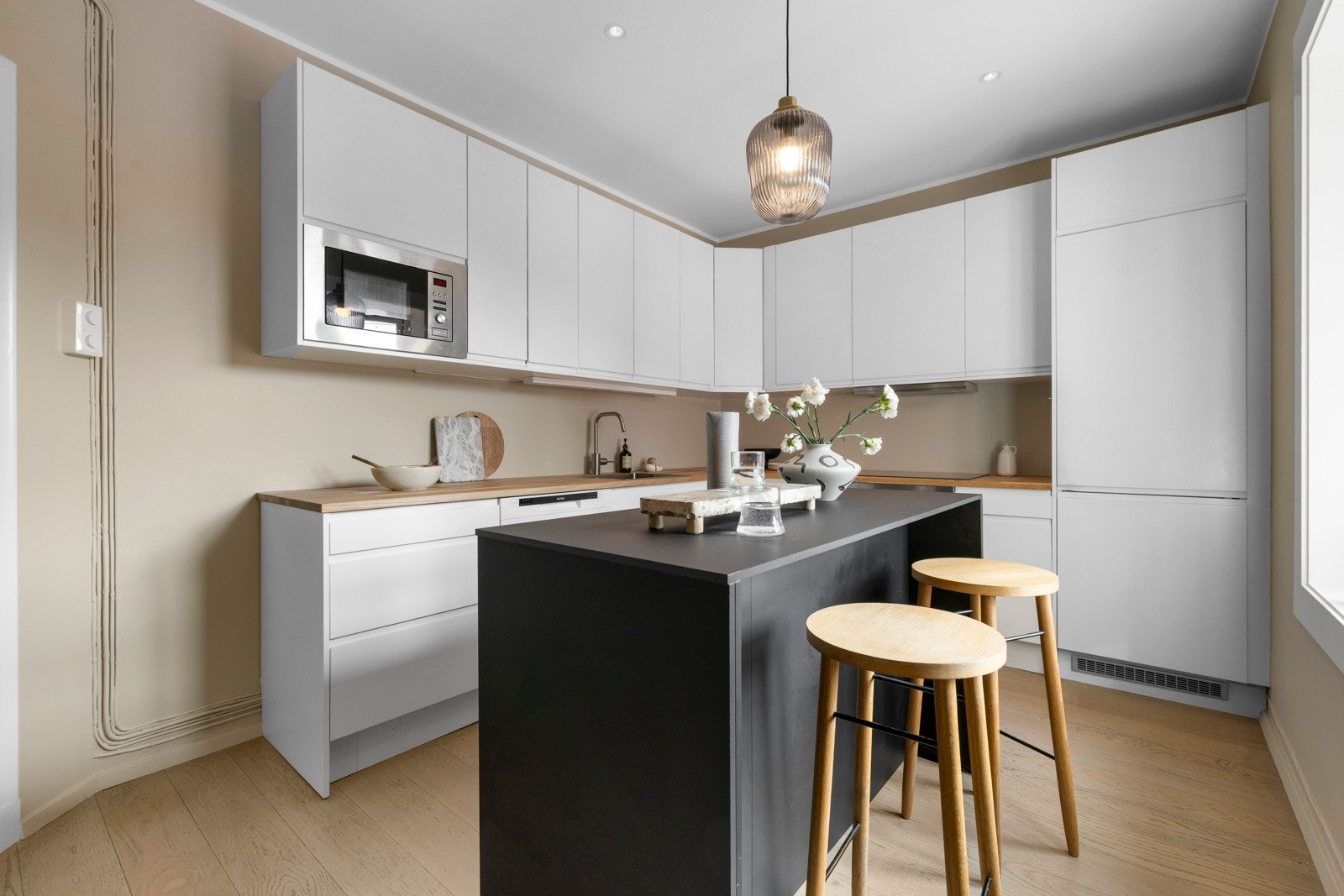 Løsningen gir godt med både oppbevaringsplass og arbeidsflate, og er praktisk utformet for en effektiv hverdag. Galleribilde