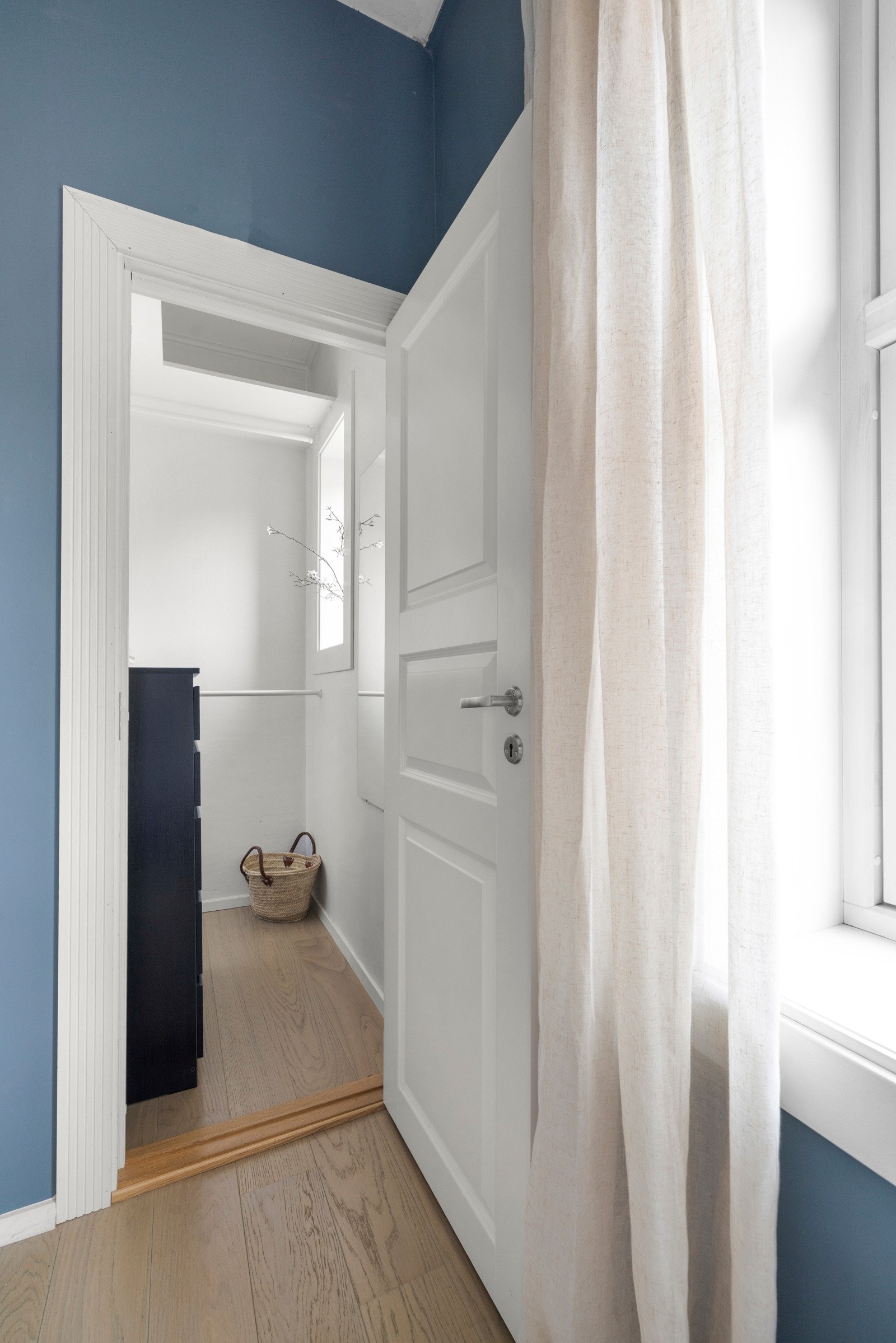 Soverommet har en praktisk garderobeløsning. Galleribilde