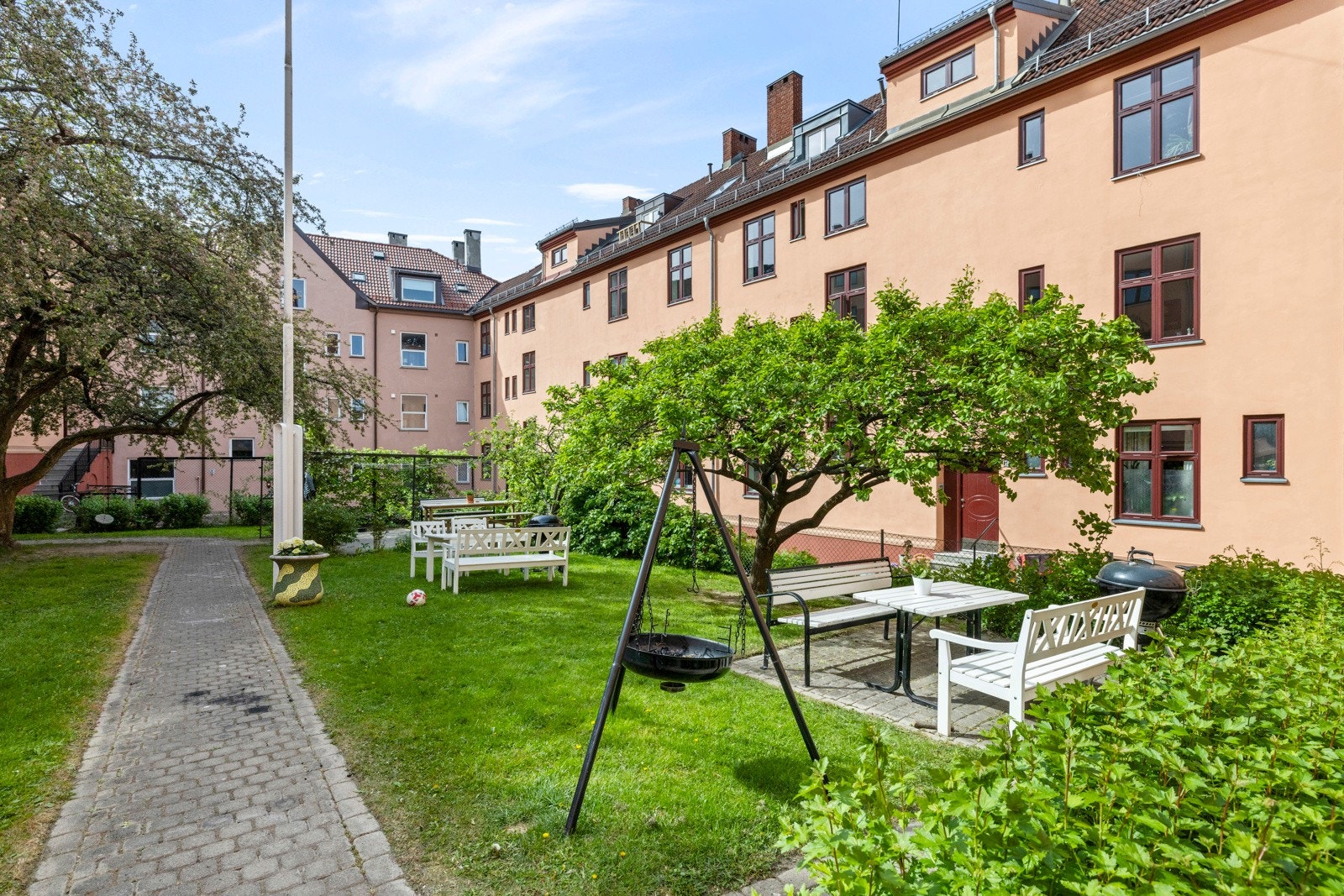 Bakgårdene er pent opparbeidet med prydbusker, sittegrupper og har gode solforhold. Galleribilde