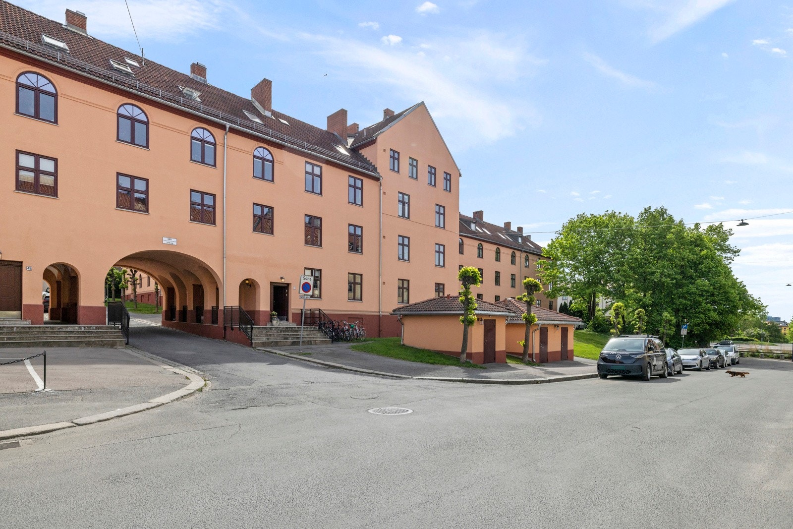 Fasaden til bygget er herskapelig og pent vedlikeholdt. Galleribilde