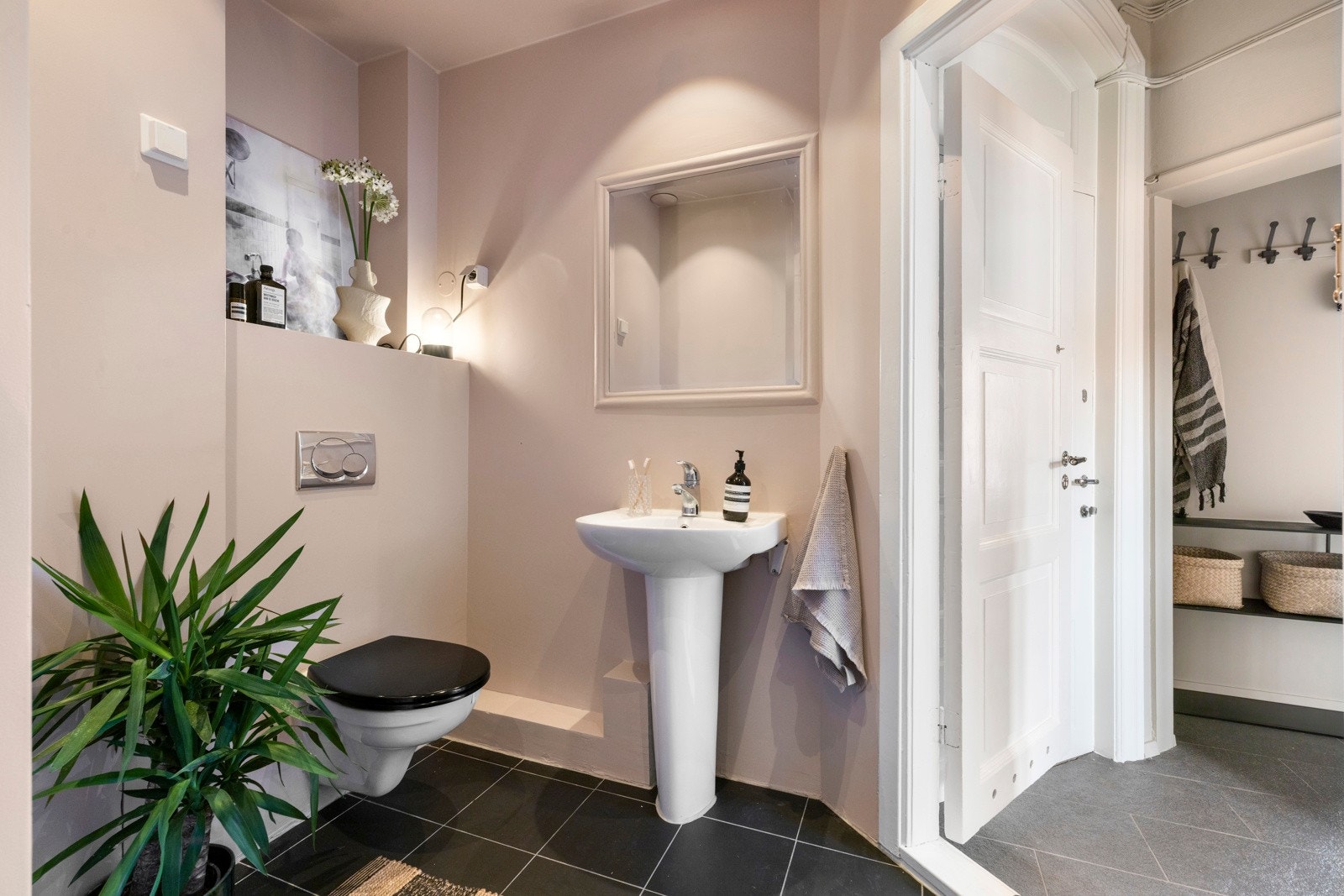 Badet er av god størrelse med moderne farger på veggene. Galleribilde