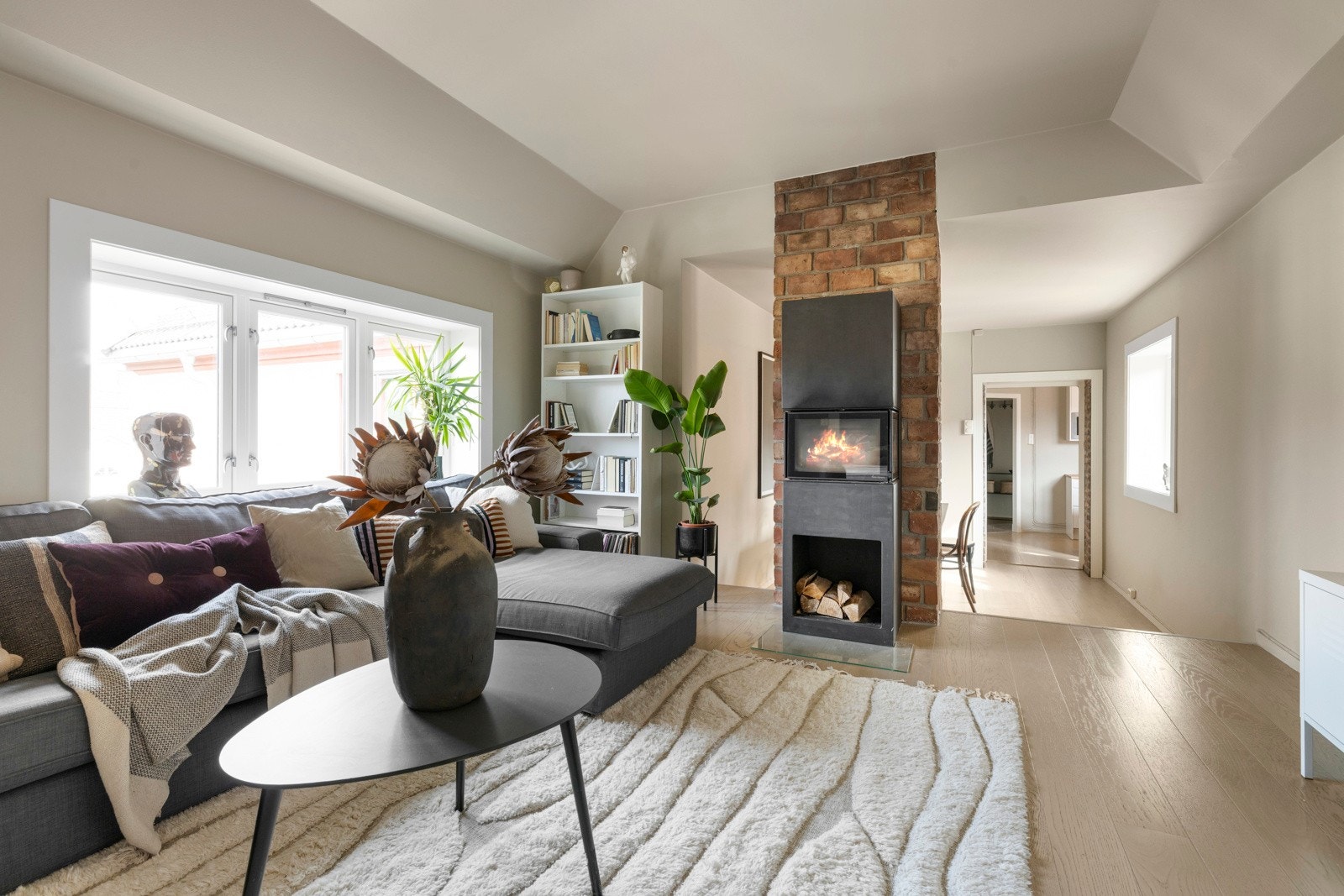 Det er flere ettertraktede fasiliteter som den estetiske peisen, plassert som et naturlig skille mellom stue og spisestue. Galleribilde