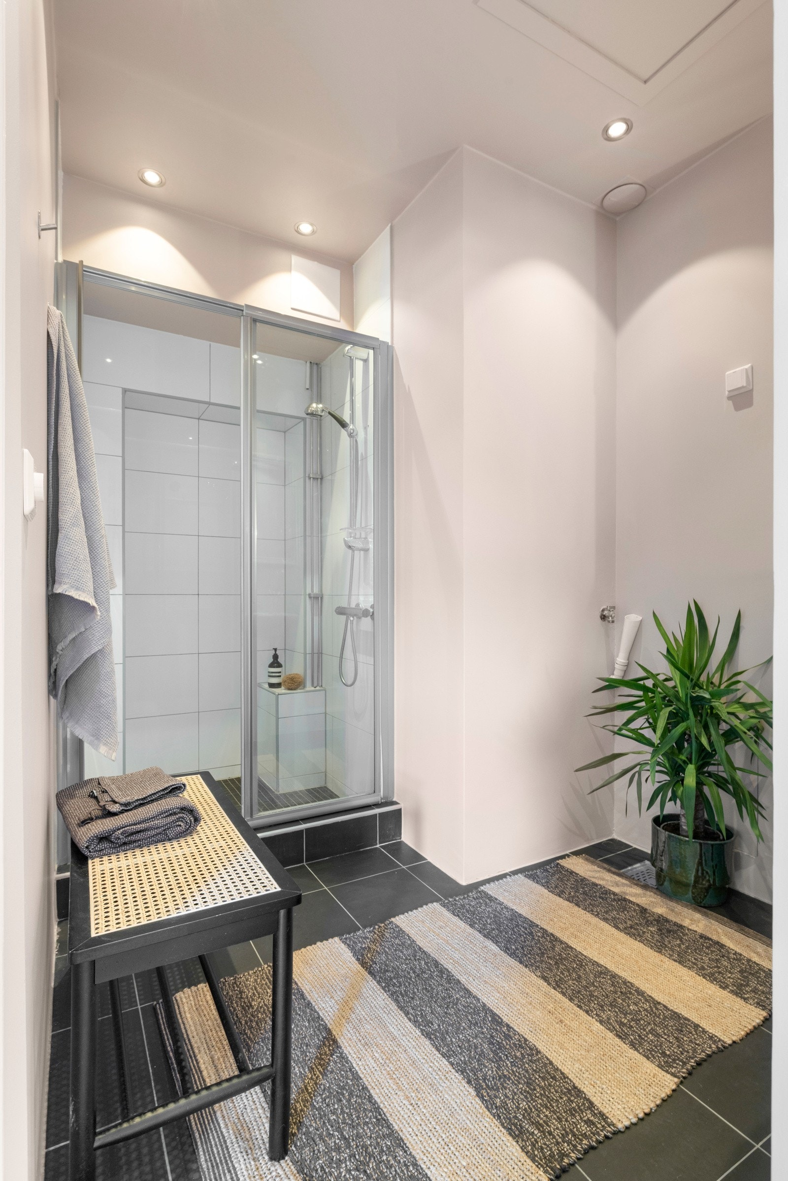 Badet er innredet med vegghengt toalett, søylevask og dusjnisje. Galleribilde