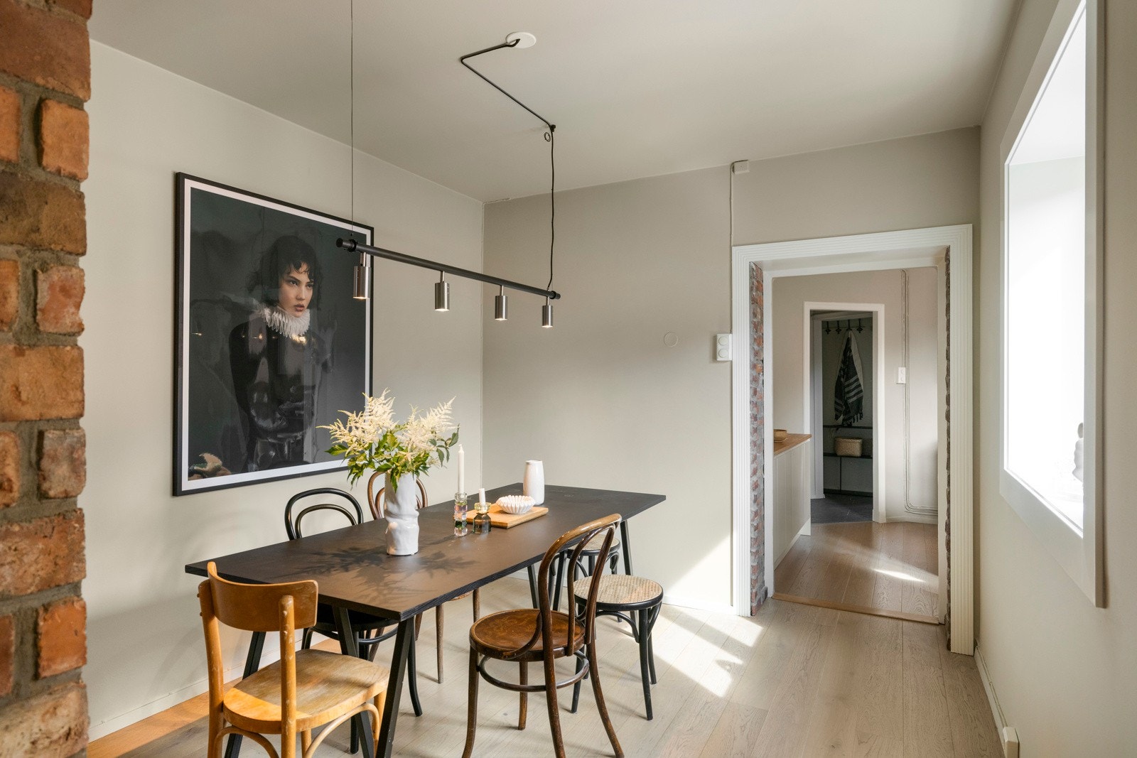 Fra kjøkkenet har man praktisk adgang direkte til spisestuen som også har en delvis åpen løsning mot stuen. Galleribilde